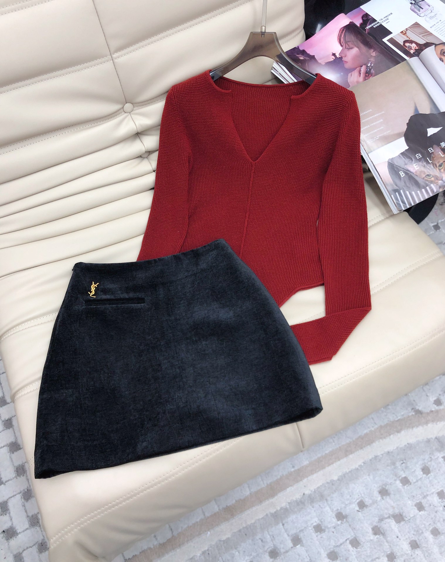 NO:564029,Tops and skirts - 5 new autumn and winter v-neck knitted bottoming tops, very delicate and feminine design, the best way to show off the collarbone. Slim-fitting short style, the slim body proportions show the length of the legs. It is very unique when paired with pants or skirts. Small tops can be worn in many ways, super feminine and reserved. 5 colors, code numbers SML, skirts, alexander wang19860909上衣 半裙——5秋冬新品v领针织打底衫,非常精致有女人味的设计 露锁骨位出镜的最佳方式 修身的小短款,修身身材比例超显腿长 搭配裤子或半裙都很有特点多穿法小上衣,超女人味自留款.5个色 码数SML,,skirts,alexander wang,Women's clothing