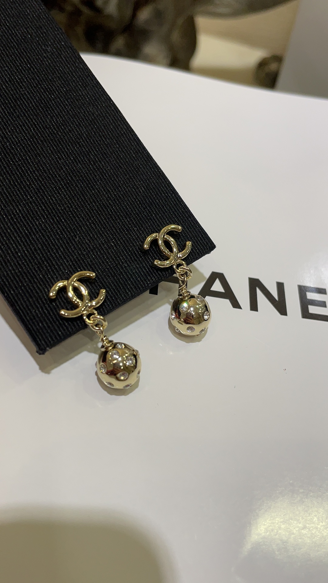 💰80今日新品🌟
🆕𝑪𝒉𝒂𝒏𝒆𝒍 24B新款浅金色双C圆球吊坠耳钉

镶钻小金球吊坠➕金色双C小logo
非常有辨识度 上身太吸睛啦👀
zp版定制 黄铜材质  施华洛钻