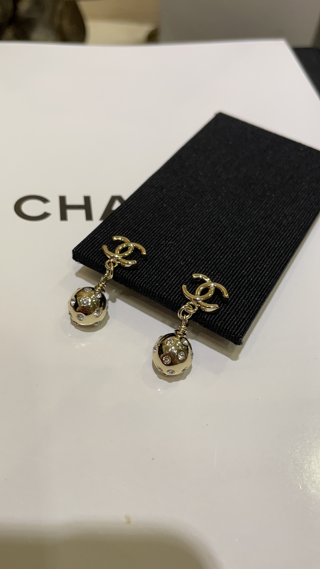💰80今日新品🌟
🆕𝑪𝒉𝒂𝒏𝒆𝒍 24B新款浅金色双C圆球吊坠耳钉

镶钻小金球吊坠➕金色双C小logo
非常有辨识度 上身太吸睛啦👀
zp版定制 黄铜材质  施华洛钻