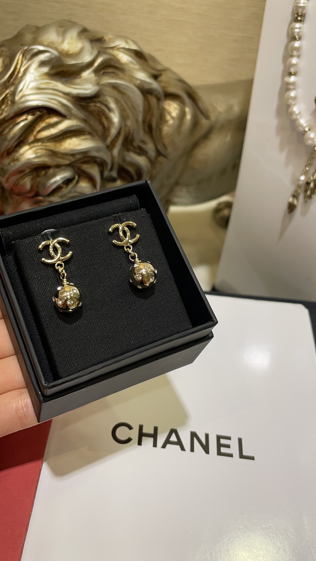 💰80今日新品🌟
🆕𝑪𝒉𝒂𝒏𝒆𝒍 24B新款浅金色双C圆球吊坠耳钉

镶钻小金球吊坠➕金色双C小logo
非常有辨识度 上身太吸睛啦👀
zp版定制 黄铜材质  施华洛钻