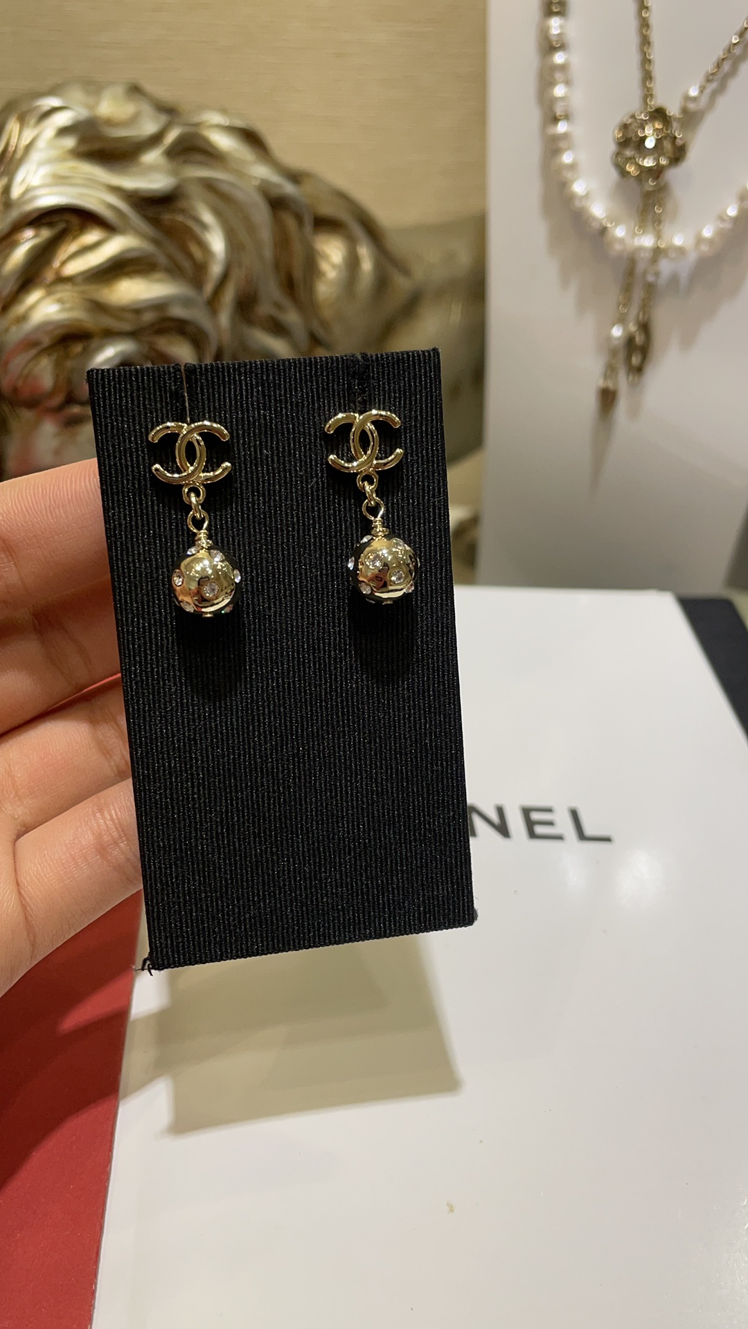💰80今日新品🌟
🆕𝑪𝒉𝒂𝒏𝒆𝒍 24B新款浅金色双C圆球吊坠耳钉

镶钻小金球吊坠➕金色双C小logo
非常有辨识度 上身太吸睛啦👀
zp版定制 黄铜材质  施华洛钻
