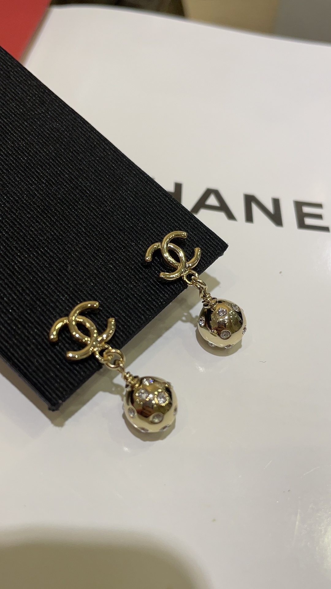 💰80今日新品🌟
🆕𝑪𝒉𝒂𝒏𝒆𝒍 24B新款浅金色双C圆球吊坠耳钉

镶钻小金球吊坠➕金色双C小logo
非常有辨识度 上身太吸睛啦👀
zp版定制 黄铜材质  施华洛钻