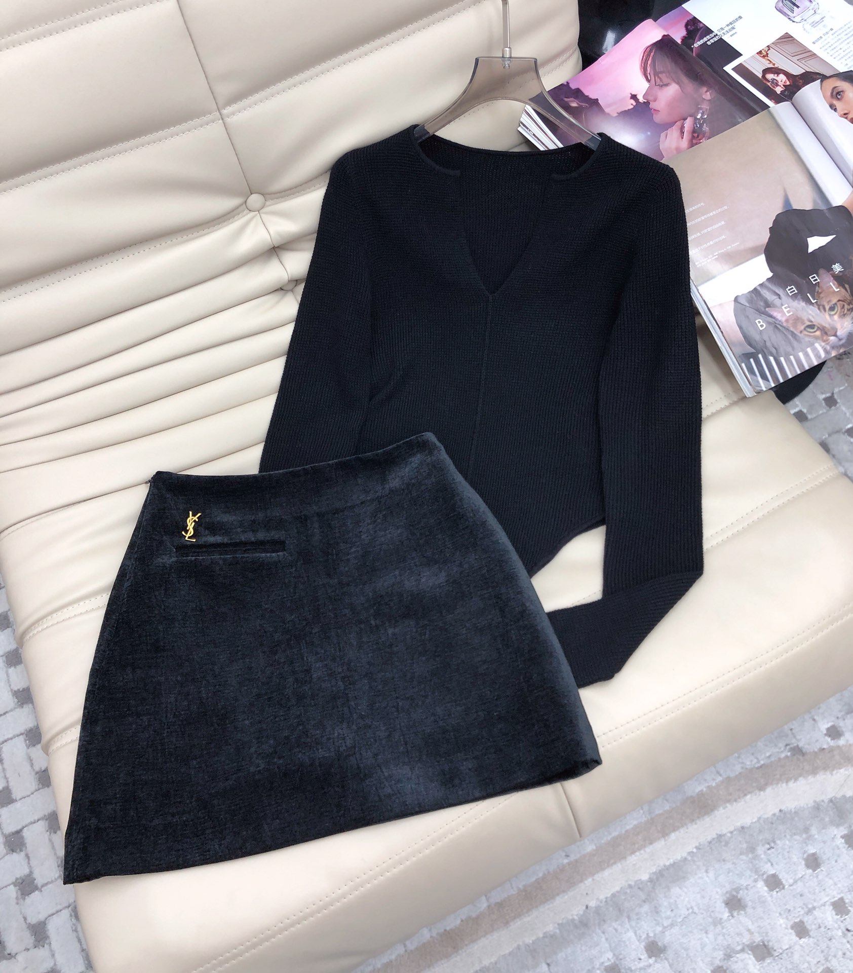 NO:578029,Short top - the new v-neck knitted top for autumn and winter 5, a very delicate and feminine design. The best way to show off your collarbone. Slim-fitting short style, the slim body proportions show long legs. It is very unique when paired with pants or skirts. Small tops can be worn in many ways. It is super feminine and reserved. The size is SML, skirts, alexander wang19860909上衣短——5秋冬新品v领针织打底衫,非常精致有女人味的设计 露锁骨位出镜的最佳方式 修身的小短款,修身身材比例超显腿长 搭配裤子或半裙都很有特点多穿法小上衣,超女人味自留款码数SML,,skirts,alexander wang,Women's clothing