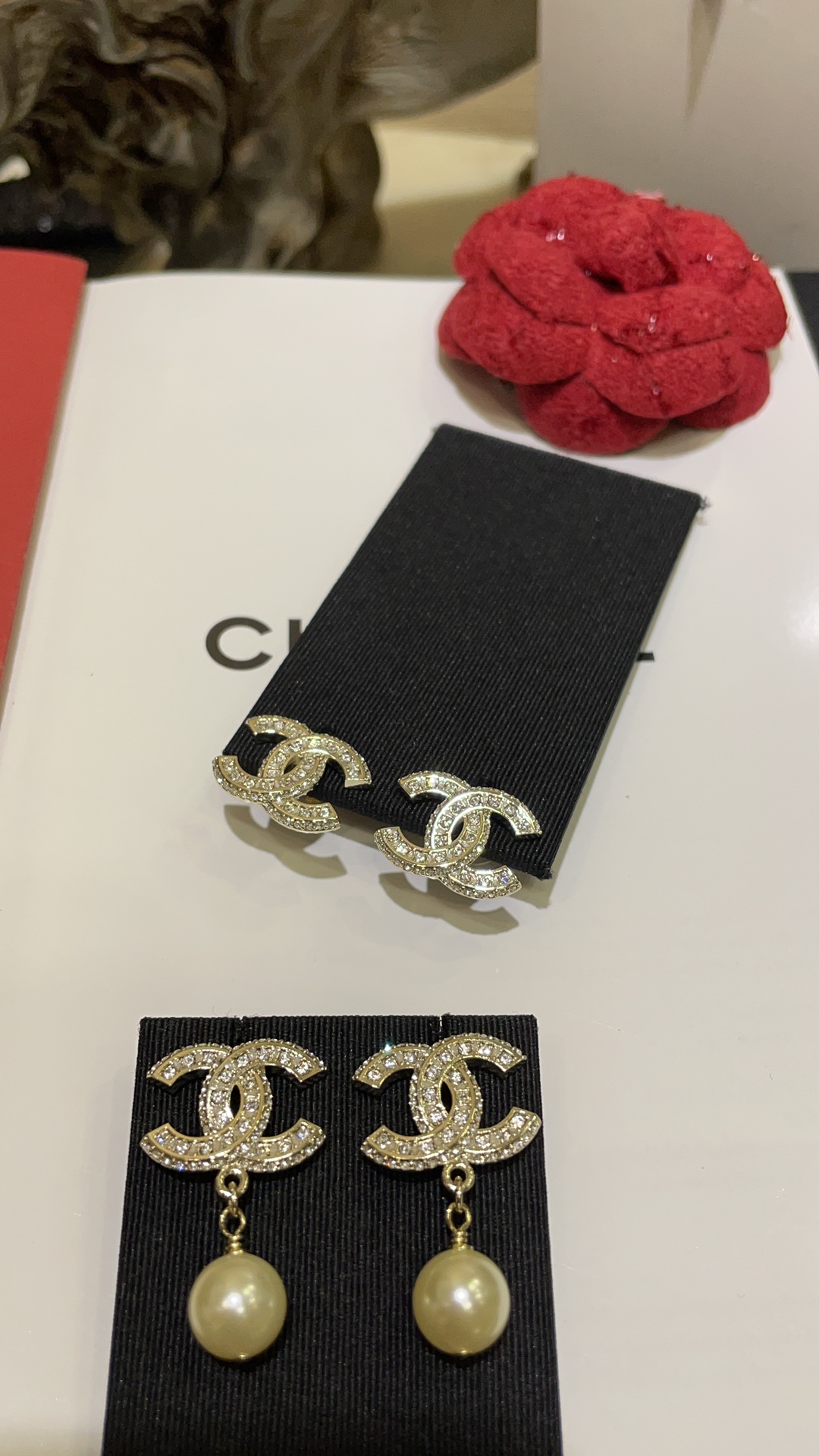 NO:635766,88160 The basic model arrived today. The classic golden double C stud earrings with full diamonds. The three-dimensional double C studs with full diamonds are very recognizable. Super beautiful~ The fashionable and noble value is directly maximized. A must-have for white and beautiful women. Z version customization. Brass material, Swarovski diamonds, earrings with packaging box, Cartier high-end jewelry.1986090988160 今日到货基础款 经典款金色满钻双C耳钉 立体满钻双C极具辨识度 超美～ 时髦贵气值直接拉满 白富美必备 z版定制 黄铜材质 施华洛钻 耳钉带包装盒,,卡迪亚高端饰品,Jewelry