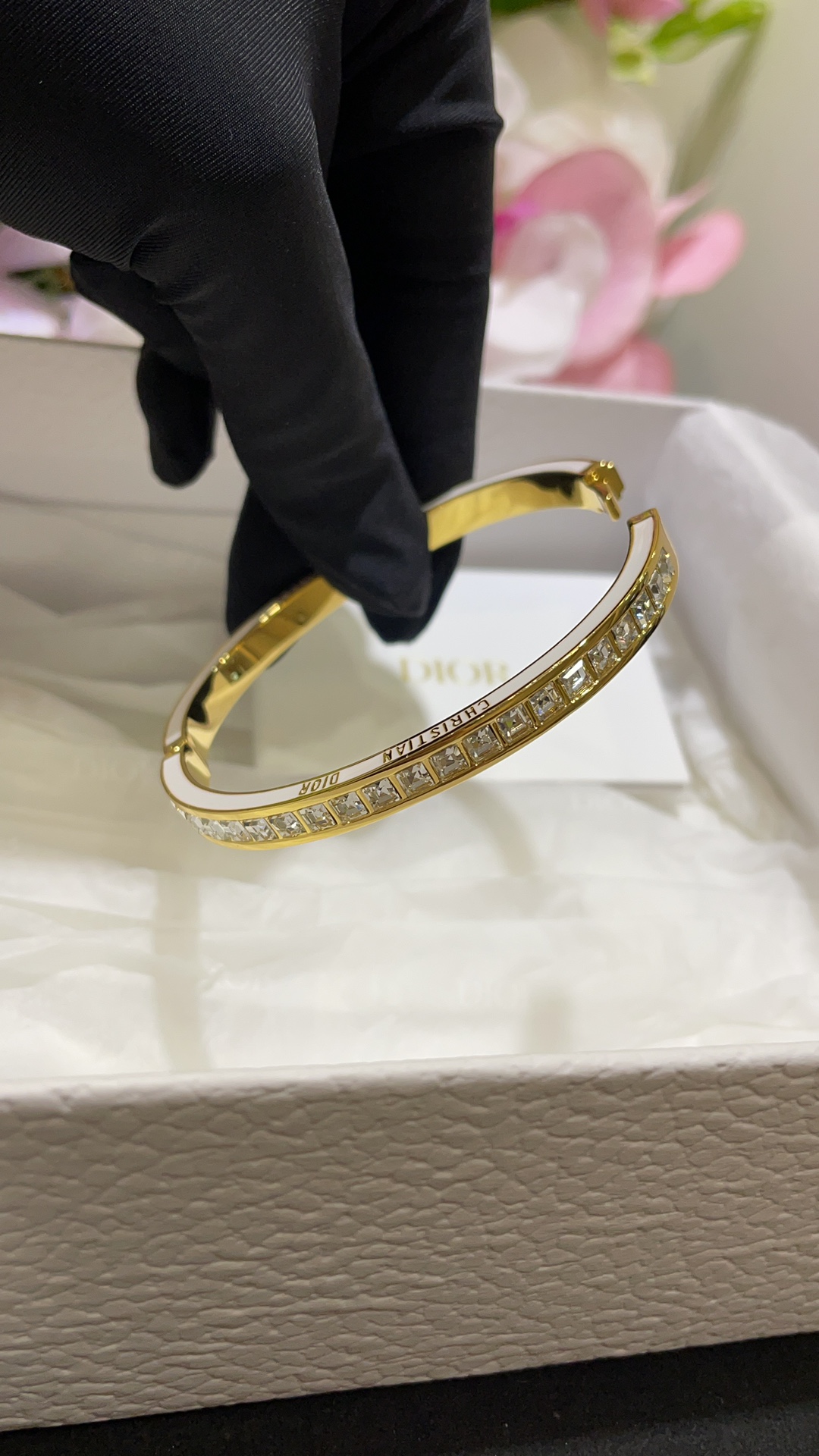 NO:635637,88240 The baby's breath bracelet arrived today. The new Night Code white enamel gold letter row diamond bracelet. White enamel letters on the side. Square diamond row on the front. All-round beautiful details without blind spots. Simple and generous. Suitable for any occasion ~ Z version customization. Consistent brass material. Customized diamonds, bracelet, Cartier high-end jewelry.1986090988240今日到货满天星手镯 新款Night Code 白色珐琅金色字母排钻手镯 侧面白色珐琅字母 正面镶嵌方钻排钻 全方位无死角的美貌细节 简单又大方 什么场合都很适合～ z版定制 一致黄铜材质 定制钻,,bracelet,卡迪亚高端饰品,Jewelry