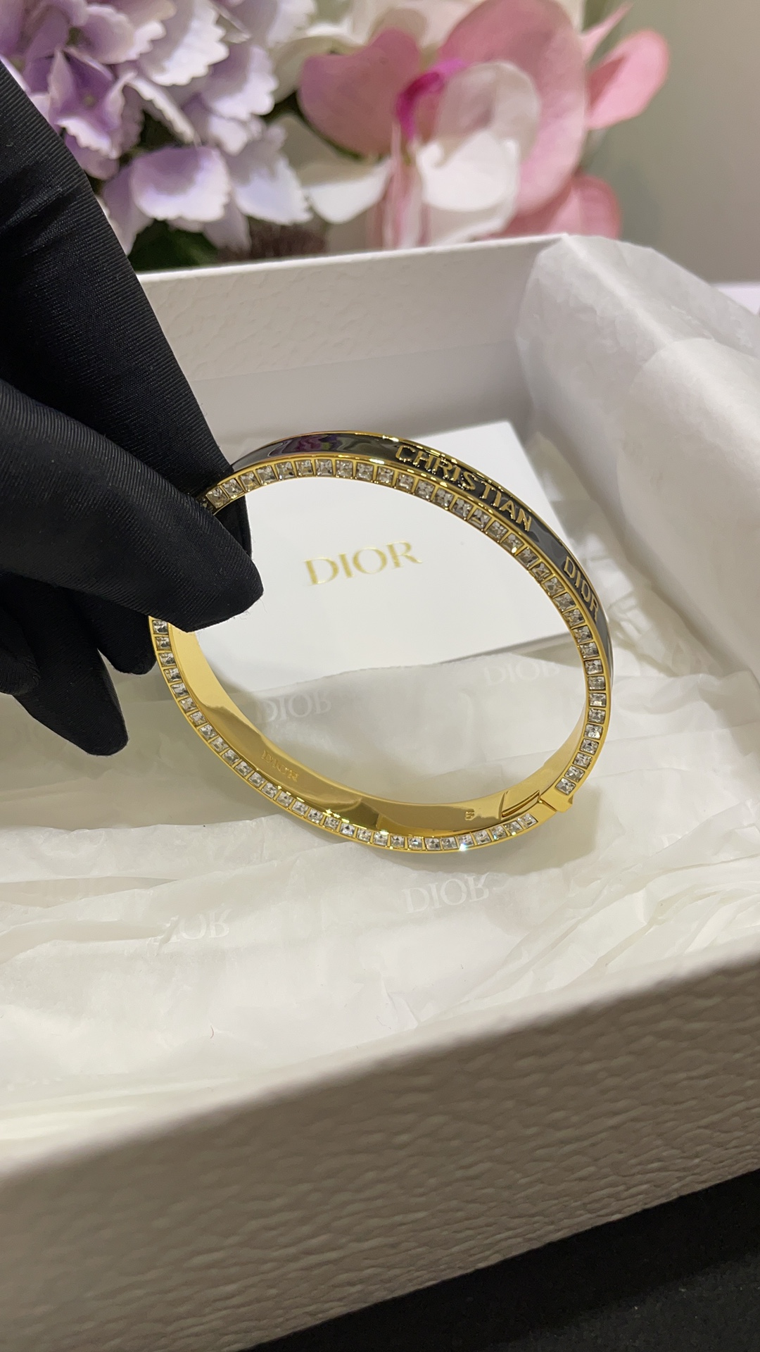 NO:635633,88240 The baby's breath bracelet arrived today. The new Night Code black enamel gold letters and diamonds bracelet. Black enamel letters on the front. Square diamonds and diamonds on the side. All-round beautiful details with no blind spots. Simple and elegant. Suitable for any occasion ~ Z version customization. Consistent brass material. Customized diamonds. Black gold color bracelet, bracelet, Cartier high-end jewelry.1986090988240今日到货满天星手镯 新款Night Code 黑色珐琅金色字母排钻手镯 正面黑色珐琅字母 侧面镶嵌方钻排钻 全方位无死角的美貌细节 简单又大方 什么场合都很适合～ z版定制 一致黄铜材质 定制钻 黑金配色手环,,bracelet,卡迪亚高端饰品,Jewelry