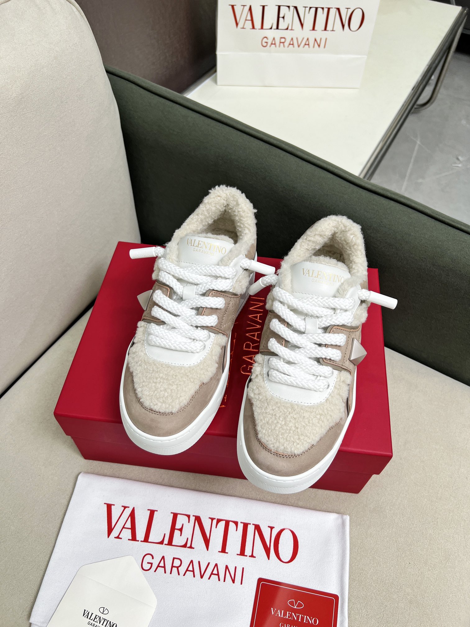 NO:236432,Exclusive Maori (Quanzhen Lamb Fur) Thick Sole Thick Shoe Laces with the highest end》 VALENTINO Valentino 2025 Thick Sole Thick Shoe Laces Popular Casual Shoes!  Zhang Yixing Guan Xiaotong has the same style as many internet celebrities, and endorsements lead the trend!  !  Fabric: Original custom full-grain cowhide Inner: Original 1:1 Special cowhide for inner lining foot pad: Cowhide   V-mark special injection molding insole (original 1:1) Outsole: TPR wear-resistant sole Packaging: Original hot letters full set of noble counter packaging Size: Women's 35-41, men's 38-45 men's 46 can be customized:, casual shoes/sports shoes, valentino, valentino, sneakers, cowhide19860909独家毛里(全真羊羔毛)厚底粗鞋带最高端》 VALENTINO华伦天奴2025厚底粗鞋带爆款休闲鞋！ 张艺兴 关晓彤众多网红明星同款 代言引领潮流！！ 面料:原版定制全粒面牛皮 内里:原版1:1内里专用牛皮 垫脚:牛皮 V标专用注塑鞋垫(原版1:1) 大底:TPR耐磨大底 包装:原版烫金字母全套高贵专柜包装 码数:女35-41,男38-45男款46可定制 :,休闲鞋/运动鞋,valentino,valentino,sneakers,cowhide,Women's Shoes