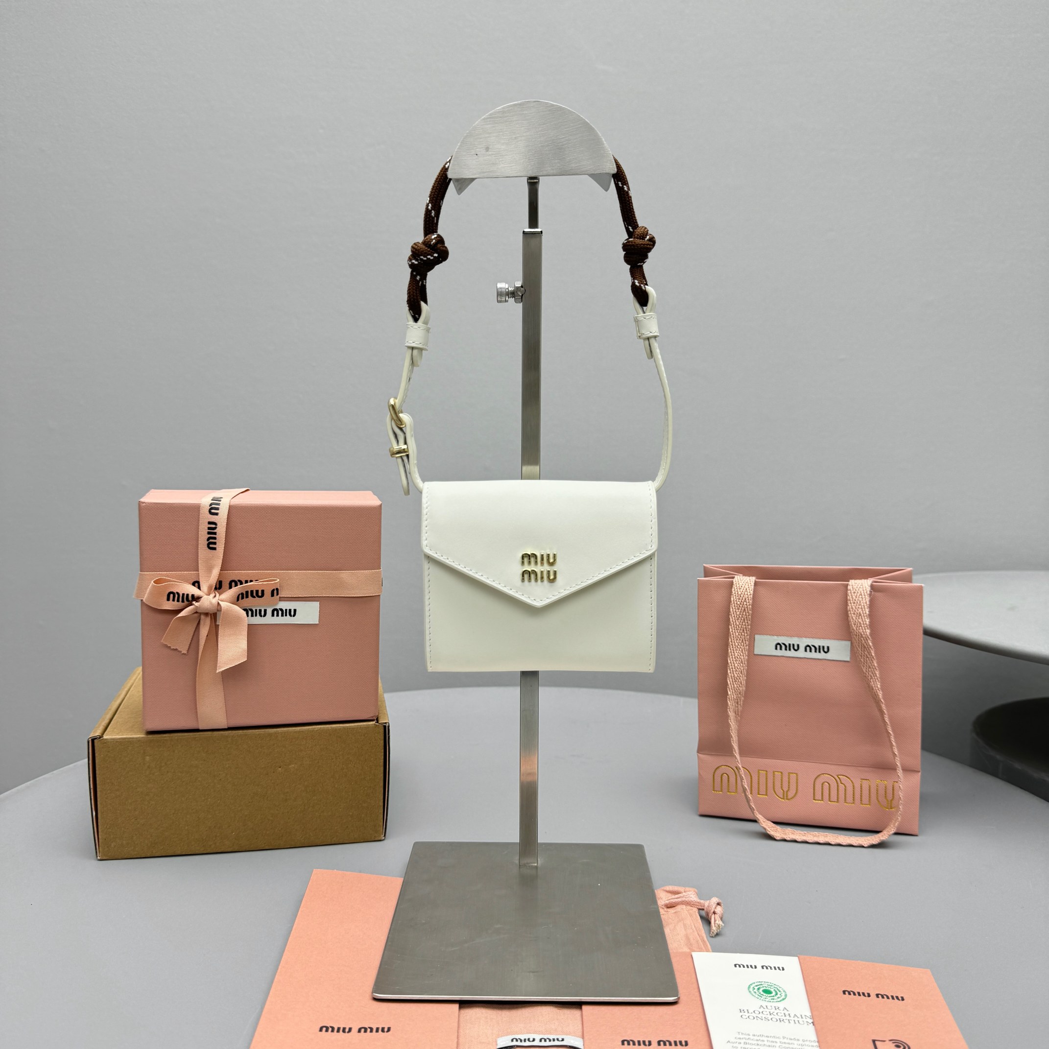 MiuMiu Taschen Umhängetaschen  & Schultertaschen Weiß Umschlag