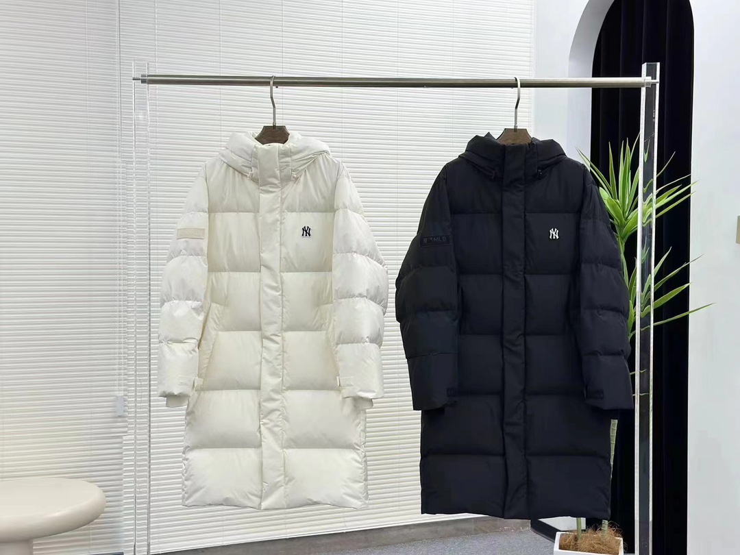 【MLB长款小标羽绒服】

三标齐全、男女同款、加厚保暖、下雪的城市、直接入它！
MLB是韩国F&F旗下潮流服装品牌，拥有150年历史的经典传统，是街头文化和国际生活方式的领导者。MLB 拥有包括男装、女装、童装、配饰 在内的全品类服饰，提供覆盖各性别、各年龄层、From HeadtoToe的穿搭装备。其产品结合了韩国的时尚造型与质感，展现了运动服饰也可以兼具时尚潮流的风格。在产品设计上，MLB不仅融合了美国职业棒球大联盟的各当家球队，更结合了棒球运动中的各个元素。
采用国标80%白鸭绒，独家使用正品同步羽绒，
正品同步面料: 100% 锦纶; 里料: 100% 锦纶 ，
原厂定制电镀五金辅料，非市场各类复刻版！市面最顶级没有之一。
配色：黑色，白色，灰色
Size：XS-XXL