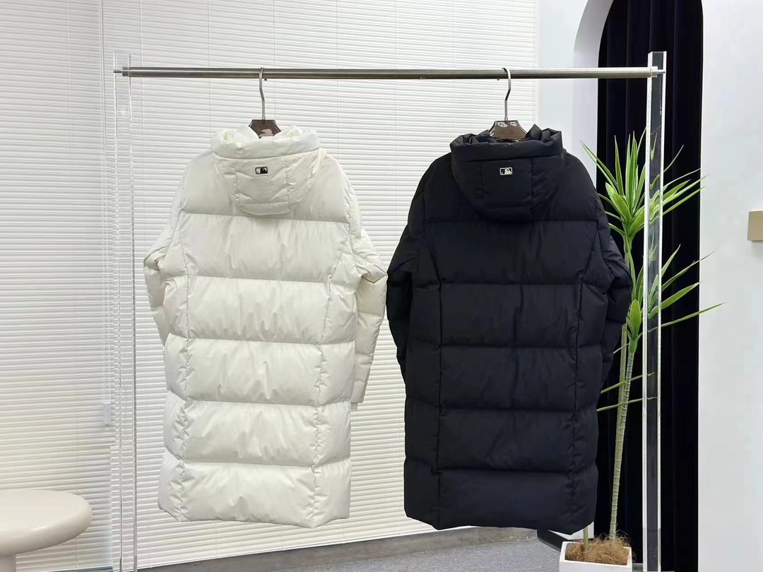 【MLB长款小标羽绒服】

三标齐全、男女同款、加厚保暖、下雪的城市、直接入它！
MLB是韩国F&F旗下潮流服装品牌，拥有150年历史的经典传统，是街头文化和国际生活方式的领导者。MLB 拥有包括男装、女装、童装、配饰 在内的全品类服饰，提供覆盖各性别、各年龄层、From HeadtoToe的穿搭装备。其产品结合了韩国的时尚造型与质感，展现了运动服饰也可以兼具时尚潮流的风格。在产品设计上，MLB不仅融合了美国职业棒球大联盟的各当家球队，更结合了棒球运动中的各个元素。
采用国标80%白鸭绒，独家使用正品同步羽绒，
正品同步面料: 100% 锦纶; 里料: 100% 锦纶 ，
原厂定制电镀五金辅料，非市场各类复刻版！市面最顶级没有之一。
配色：黑色，白色，灰色
Size：XS-XXL