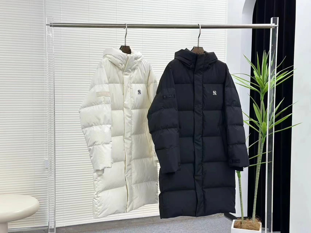 【MLB长款小标羽绒服】

三标齐全、男女同款、加厚保暖、下雪的城市、直接入它！
MLB是韩国F&F旗下潮流服装品牌，拥有150年历史的经典传统，是街头文化和国际生活方式的领导者。MLB 拥有包括男装、女装、童装、配饰 在内的全品类服饰，提供覆盖各性别、各年龄层、From HeadtoToe的穿搭装备。其产品结合了韩国的时尚造型与质感，展现了运动服饰也可以兼具时尚潮流的风格。在产品设计上，MLB不仅融合了美国职业棒球大联盟的各当家球队，更结合了棒球运动中的各个元素。
采用国标80%白鸭绒，独家使用正品同步羽绒，
正品同步面料: 100% 锦纶; 里料: 100% 锦纶 ，
原厂定制电镀五金辅料，非市场各类复刻版！市面最顶级没有之一。
配色：黑色，白色，灰色
Size：XS-XXL