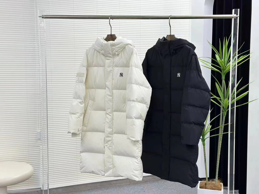 【MLB长款小标羽绒服】

三标齐全、男女同款、加厚保暖、下雪的城市、直接入它！
MLB是韩国F&F旗下潮流服装品牌，拥有150年历史的经典传统，是街头文化和国际生活方式的领导者。MLB 拥有包括男装、女装、童装、配饰 在内的全品类服饰，提供覆盖各性别、各年龄层、From HeadtoToe的穿搭装备。其产品结合了韩国的时尚造型与质感，展现了运动服饰也可以兼具时尚潮流的风格。在产品设计上，MLB不仅融合了美国职业棒球大联盟的各当家球队，更结合了棒球运动中的各个元素。
采用国标80%白鸭绒，独家使用正品同步羽绒，
正品同步面料: 100% 锦纶; 里料: 100% 锦纶 ，
原厂定制电镀五金辅料，非市场各类复刻版！市面最顶级没有之一。
配色：黑色，白色，灰色
Size：XS-XXL