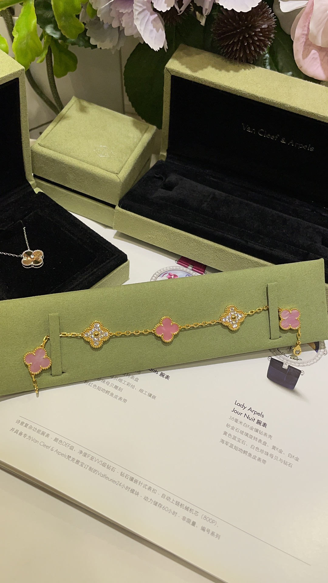 NO:634783,88320, arrived today pink mother-of-pearl with diamonds and gold four-leaf clover five-flower bracelet. The color of pink mother-of-pearl is really sweet and girly. It is matched with gold full-diamond four-leaf clover. It is rich, fashionable and tasteful. Sterling silver chain brass tori, thick-plated real gold natural pink mother-of-pearl CNC jewelry craftsmanship fine version, bracelet, pure silver, Cartier high-end jewelry1986090988320,今日到货粉贝隔钻版  & 粉贝隔钻金色四叶草五花手链 粉贝母颜色真的太甜了少女感满满 搭配金色满钻四叶草 富贵又时髦有品味 纯银链子黄铜花托 厚镀真金天然粉贝 cnc珠宝工艺精工版本,,bracelet,pure silver,卡迪亚高端饰品,Jewelry