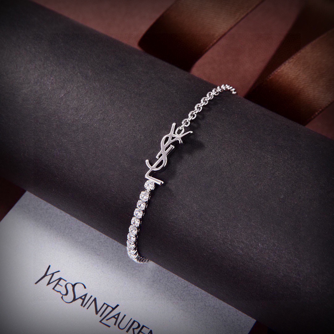 “Yves Saint Laurent: Iconic Luxury Fashion Brand with Elegant French Style” - 图片 8