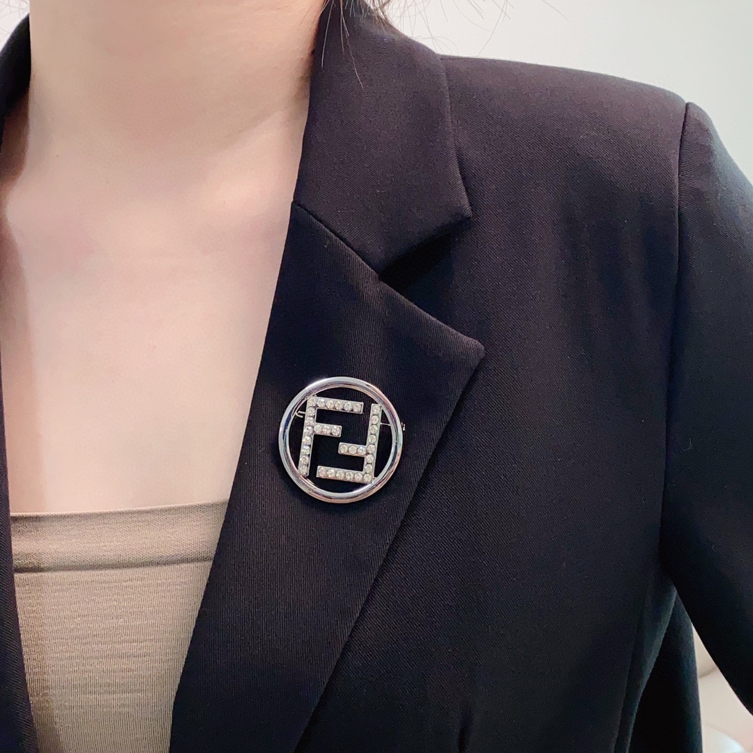 NO:106011,Fendi Fendi counter synchronous version of the new F letter full drill brooch!  The logo on the back is very versatile. A brooch with a logo on the back is simple and luxurious. Women who devote all their efforts to be themselves often cherish the meaning of the brooch more. Ms. Fendi pins the brooch on the hat and tells those fashionable ladies who imitate her [breast is very practical. It can be pinned on a suit collar, pocket, hat, belt or evening dress. The jewelry is boutique, fendi, fendi, business suit, brooch, breastpin, hats19860909芬迪Fendi专柜同步版本新款F字母满钻胸针！背面Logo带标非常百搭的一款胸针简单而奢华是最懂女人的饰物.那些倾注了全部心血去做自己的女人,往往更珍惜胸针的意义.芬迪女士把胸针别在帽子上,并告诉那些模仿她的时髦女士们[胸针可是非常实用,它可以别在西装领上、口袋上、帽子上、腰带上或者是晚礼服上,饰品精品,fendi,fendi,business suit,brooch，breastpin,hats,Jewelry