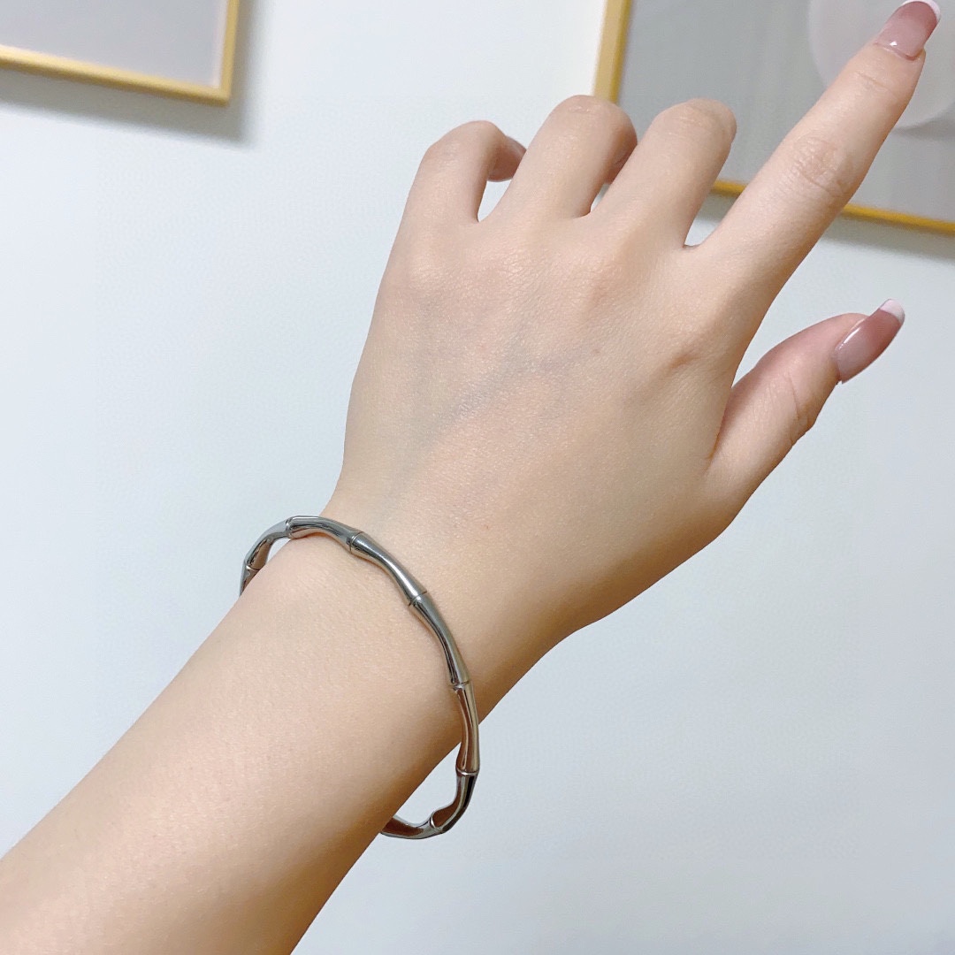 NO:105706,Gucci bamboo joint opening bracelet that highlights temperament in early spring!  Love the babies, I found this invincible bamboo sterling silver bracelet, which is so beautiful, it is so exciting~ because it is really beautiful~ The simple bamboo styling is so exquisite. There is also the meaning of rising steadily, sisters can completely close their eyes and never make mistakes, jewelry quality, gucci, bracelet, pure silver19860909早春穿搭什突显气质的古驰竹节开口手镯！爱了爱了宝宝们,找到了这款颜值无敌的竹节纯银手镯简直吹爆～因为真的太好看啦～简约的竹节造型,精致到爆.还有节节高升的寓意姐妹们完全可以闭眼入也不会出错,饰品精品,gucci,bracelet,pure silver,Jewelry