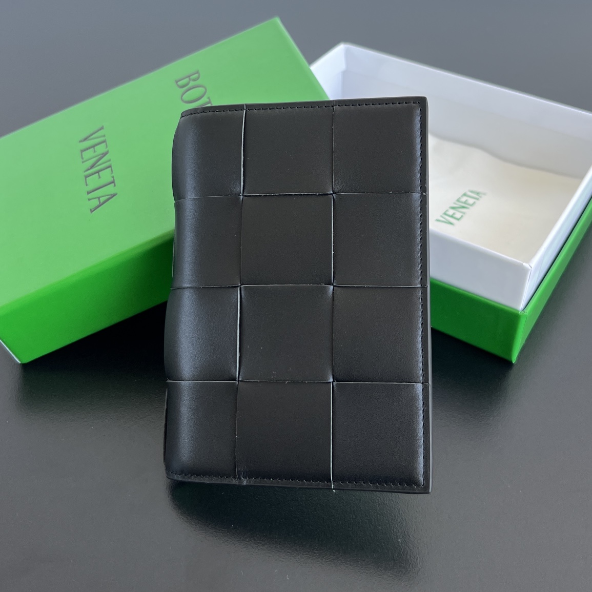 NO:672333,B's new cassette passport holder [let me see]. 777046 The classic woven element is the logo of BV, which is composed of sheepskin and lining cowhide. It is soft and moderate, and the texture is durable and durable. In addition to holding the passport, you can also hold cards, IDs and a small amount of cash. Small and exquisite, super suitable for travel. Weaving is the eternal classic of the brand, size 13.6x10.5,,BV,bottega veneta,cowhide,sheepskin19860909B家 新款cassette护照夹[让我看看]. 777046 经典的编织元素是bv的标志,由羊皮和内里牛皮组成 柔软适中 质感耐用耐造 除了放护照 还可以放下卡片证件 和少量现金 小巧精致 超级适合旅行时使用 编织是该牌子永远的经典存在,尺寸13.6x10.5 ,,BV,bottega veneta,cowhide,sheepskin,欧美剧