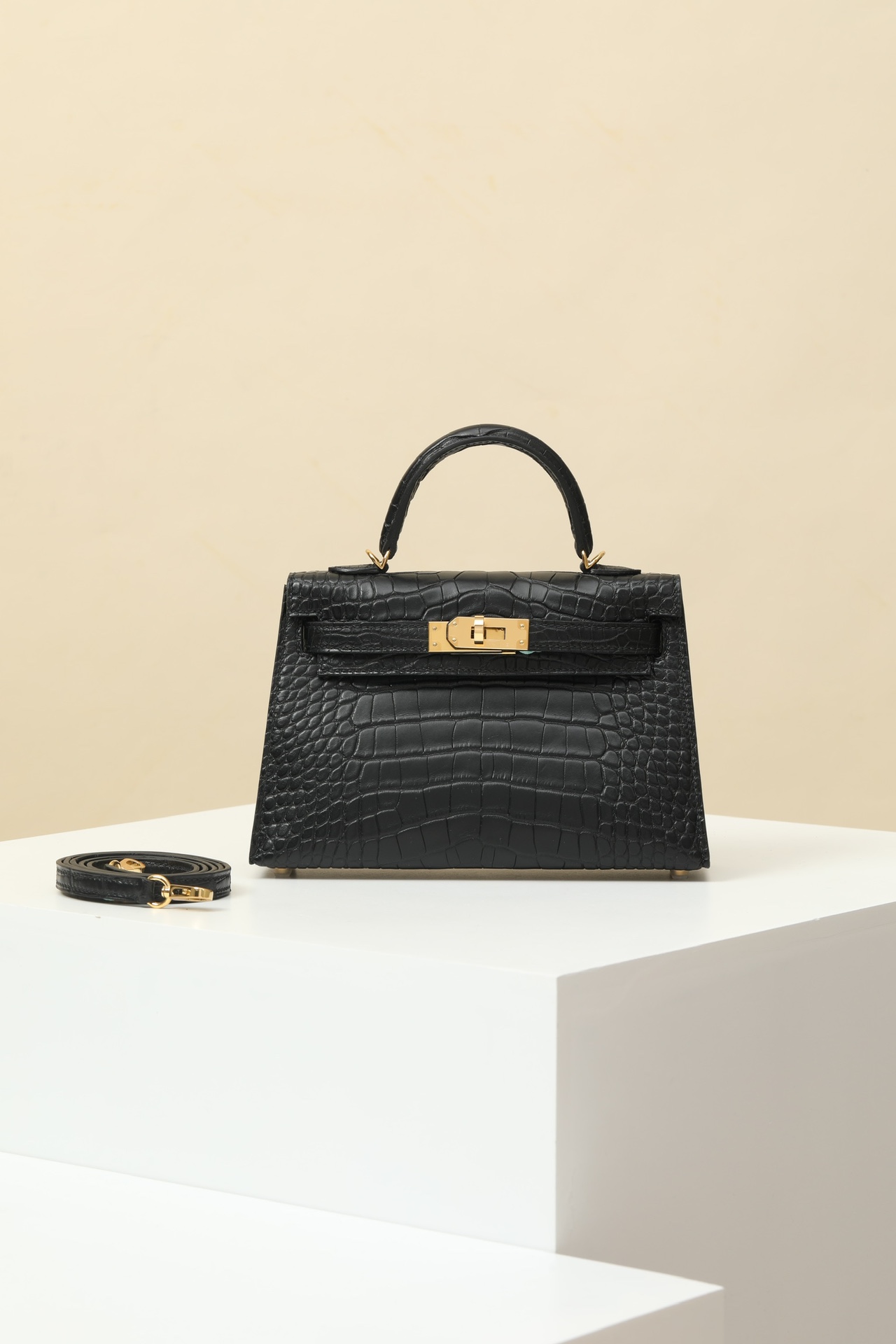 Hermes Kelly Bolsos de mano Bolsos cruzados y bandoleras Negro Oro Mini