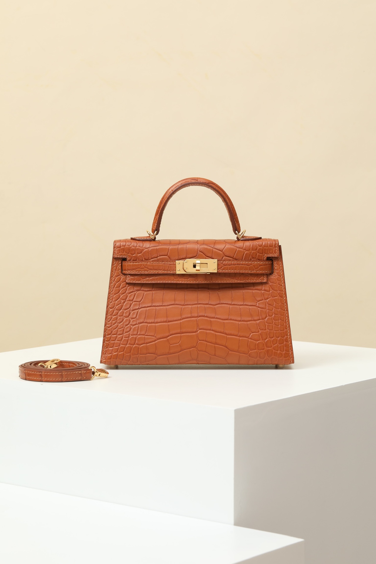 Hermes Kelly Bolsos de mano Bolsos cruzados y bandoleras Marrón Color café Oro Mini