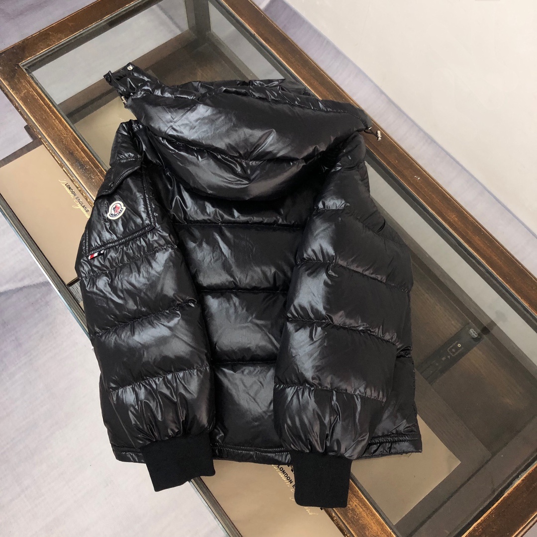 🆕🆕🆕MONCLER 2025冬季最新款 情侣款
官网同步发售!设计感与颜值爆棚的羽绒外套,品控可以