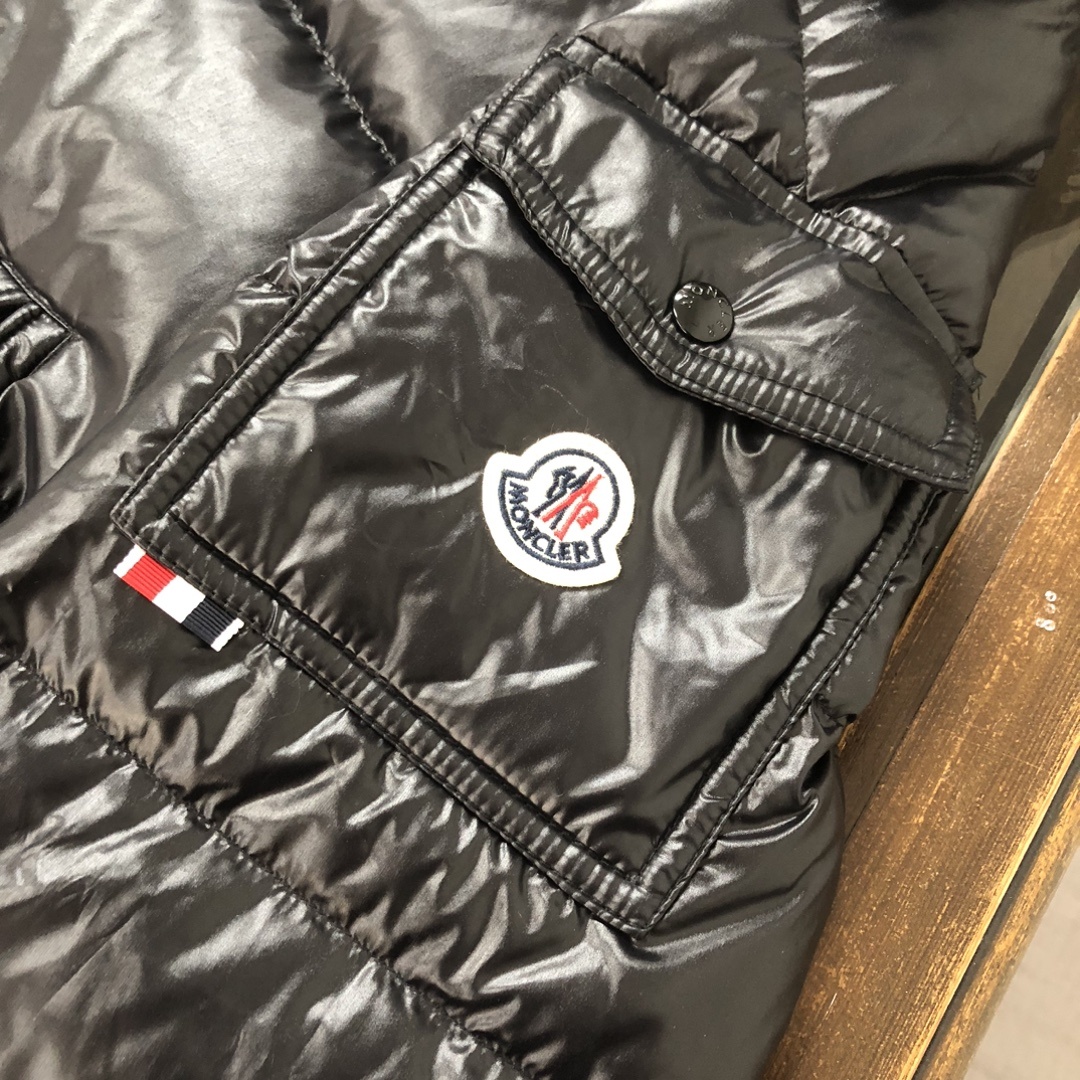 🆕🆕🆕MONCLER 2025冬季最新款 情侣款
官网同步发售!设计感与颜值爆棚的羽绒外套,品控可以