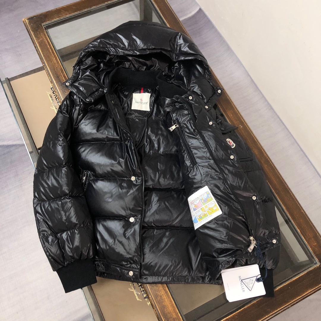 🆕🆕🆕MONCLER 2025冬季最新款 情侣款
官网同步发售!设计感与颜值爆棚的羽绒外套,品控可以