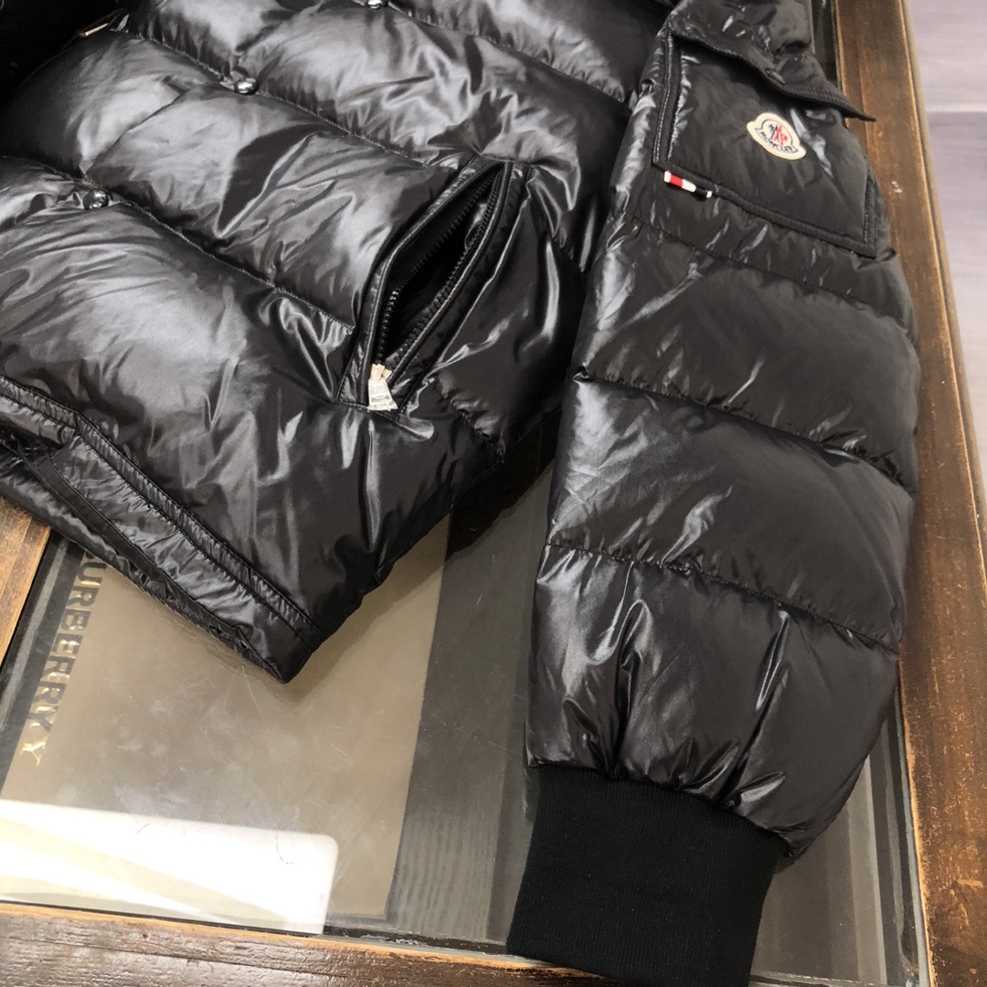 🆕🆕🆕MONCLER 2025冬季最新款 情侣款
官网同步发售!设计感与颜值爆棚的羽绒外套,品控可以