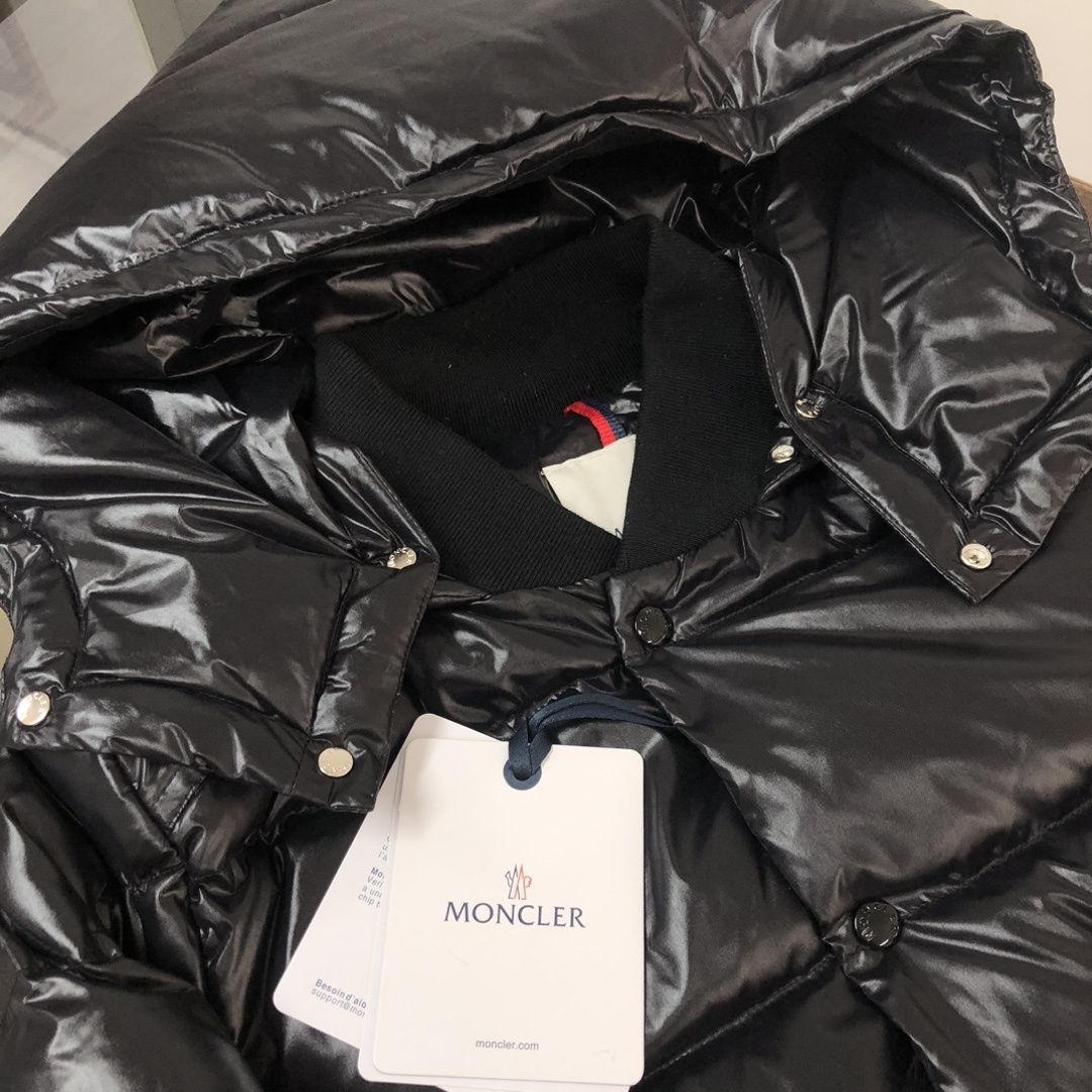 🆕🆕🆕MONCLER 2025冬季最新款 情侣款
官网同步发售!设计感与颜值爆棚的羽绒外套,品控可以