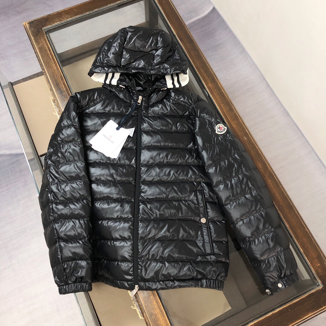 🆕🆕🆕MONCLER 2025冬季最新款连帽羽绒服 轻薄款 情侣款!!
官网同步发售!设计感与颜值爆