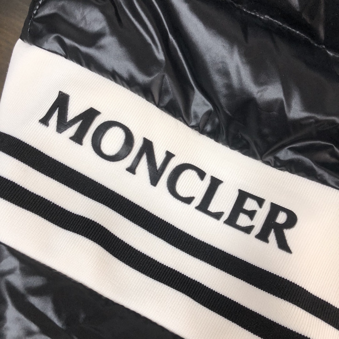 🆕🆕🆕MONCLER 2025冬季最新款连帽羽绒服 轻薄款 情侣款!!
官网同步发售!设计感与颜值爆