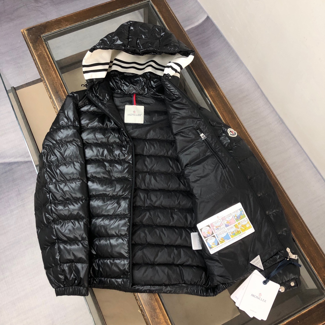 🆕🆕🆕MONCLER 2025冬季最新款连帽羽绒服 轻薄款 情侣款!!
官网同步发售!设计感与颜值爆