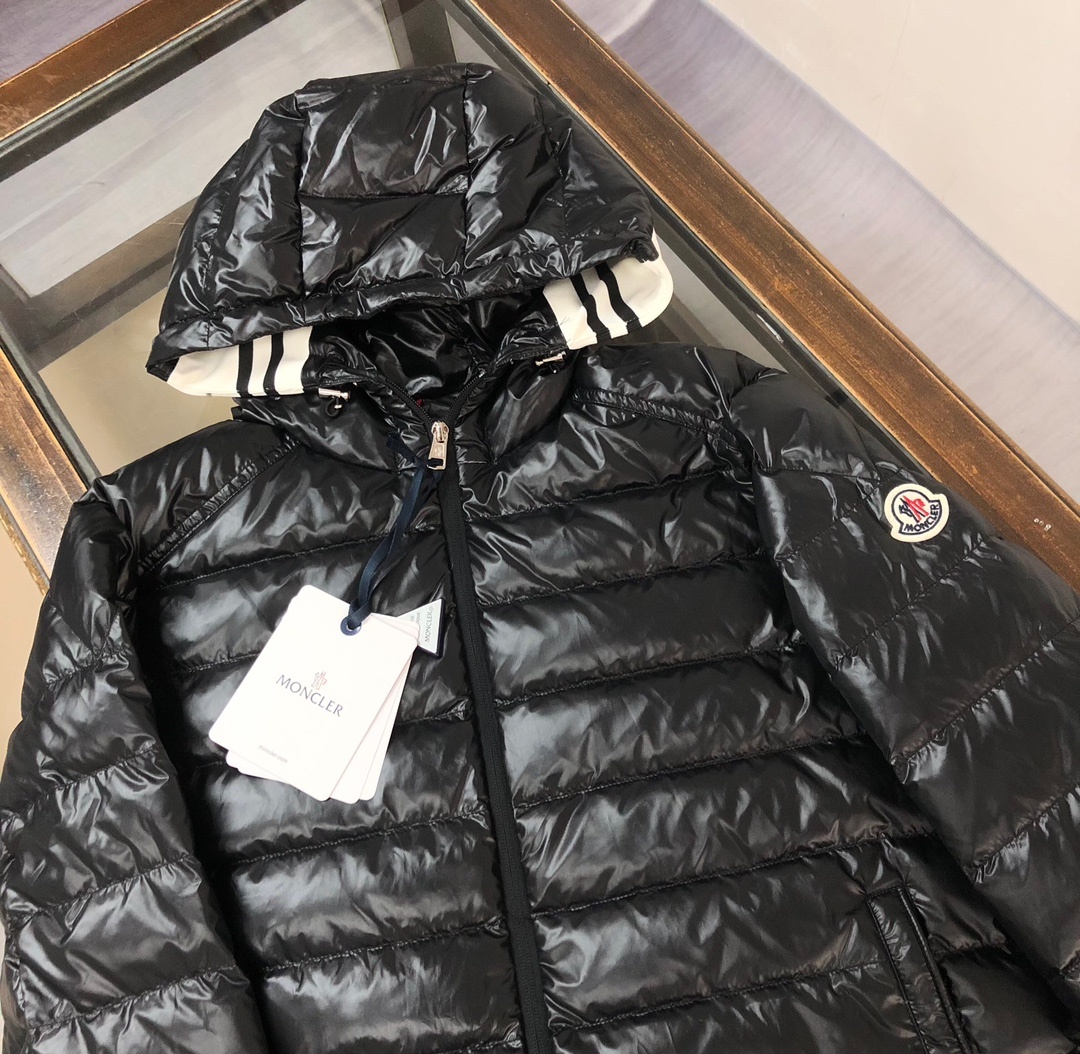 🆕🆕🆕MONCLER 2025冬季最新款连帽羽绒服 轻薄款 情侣款!!
官网同步发售!设计感与颜值爆