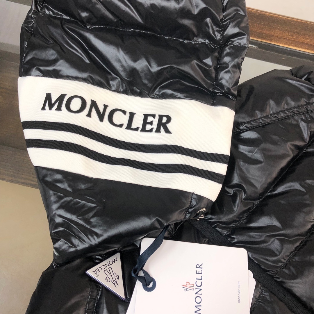 🆕🆕🆕MONCLER 2025冬季最新款连帽羽绒服 轻薄款 情侣款!!
官网同步发售!设计感与颜值爆
