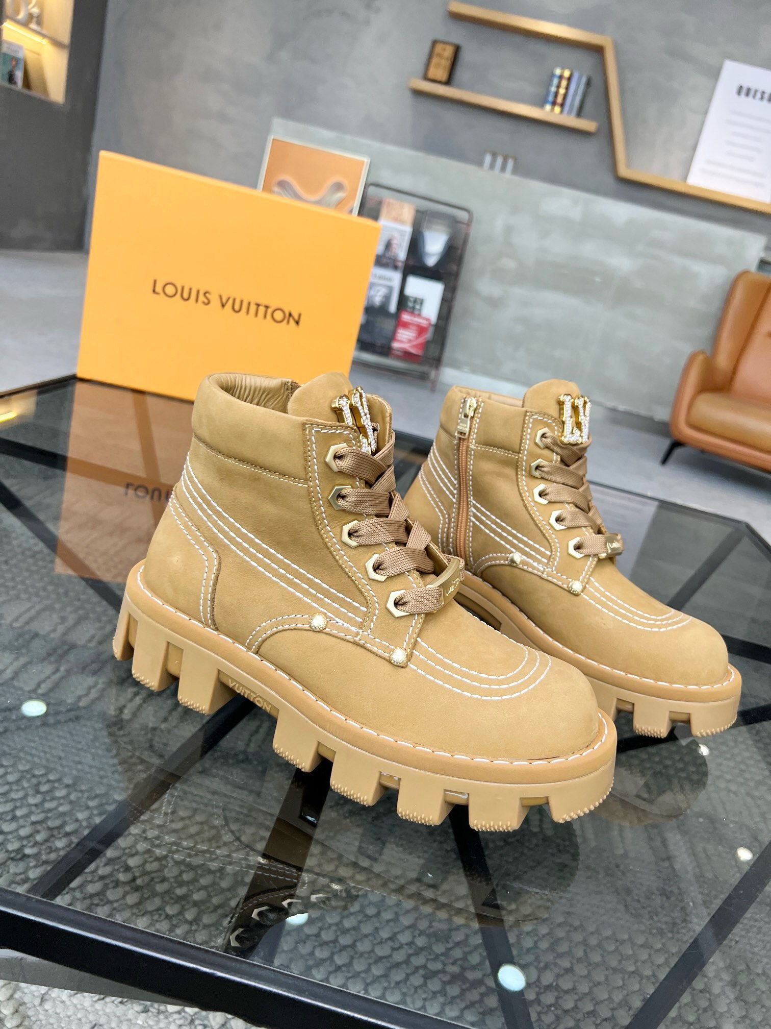 NO:219099,Brand LOUIS VUITTON Color Original Color Number 39-44 Customized 45.46 Price Material Louis Vuitton New Luxury Men's High-top Oberkampf Ankle Boots, Combining Calfskin and Soft Monogram Fabric Lined Covered Collar, Recreating the hiking boot design in autumn and winter, with a sturdy and lightweight tread rubber outsole and L. letter hot stamping. Original independent latex insole, hidden side at the lace-up, tongue with L letter label, original sole perfect wrap., LV high top, louis vuitton, louis vuitton, louis vuitton, louis vuitton, boots, cowhide19860909品牌LOUIS VUITTON 颜色原版配色 码数39-44定做45.46 价格 材质路易威登新款奢品男士高帮Oberkampf 及踝靴,融合小牛皮和柔软 Monogram 织物加衬鞋领,于 秋冬再现登山靴设计,搭配坚固轻巧的胎面橡胶外底和 L. 字母烫印.原版独立乳胶鞋垫,系带处隐藏鞋边,鞋舌饰有L字母标签,原版鞋底 完美包裹.,LV 高帮,louis vuitton,louis vuitton,louis vuitton,boots,cowhide,Men's shoes