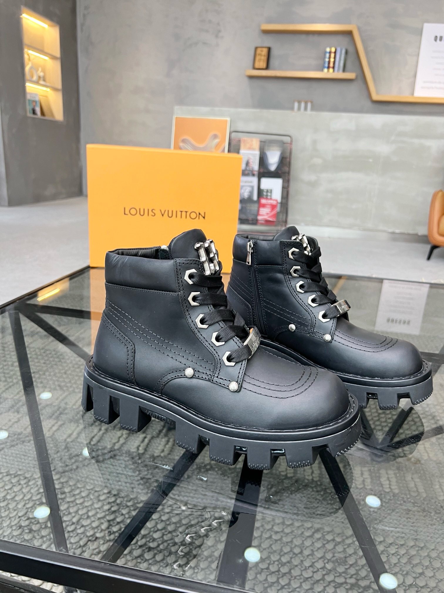 NO:217442,Brand LOUIS VUITTON Color Original Color Number 39-44 Customized 45.46 Price Material Louis Vuitton New Luxury Men's High-top Oberkampf Ankle Boots, Combining Calfskin and Soft Monogram Fabric Lined Covered Collar, Recreating the hiking boot design in autumn and winter, with a sturdy and lightweight tread rubber outsole and L. letter hot stamping. Original independent latex insole, hidden side at the lace-up, tongue with L letter label, original sole perfect wrap., LV high top, louis vuitton, louis vuitton, louis vuitton, louis vuitton, boots, cowhide19860909品牌LOUIS VUITTON 颜色原版配色 码数39-44定做45.46 价格 材质路易威登新款奢品男士高帮Oberkampf 及踝靴,融合小牛皮和柔软 Monogram 织物加衬鞋领,于 秋冬再现登山靴设计,搭配坚固轻巧的胎面橡胶外底和 L. 字母烫印.原版独立乳胶鞋垫,系带处隐藏鞋边,鞋舌饰有L字母标签,原版鞋底 完美包裹.,LV 高帮,louis vuitton,louis vuitton,louis vuitton,boots,cowhide,Men's shoes