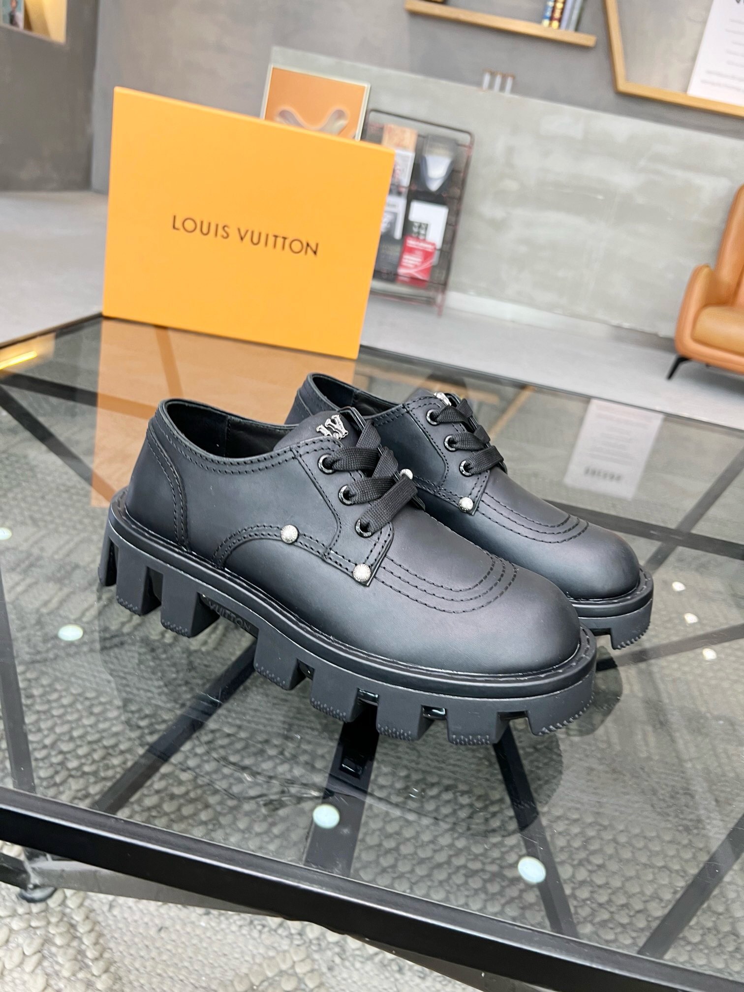 NO:217446,Brand LOUIS VUITTON original color matching Size 39-44 Custom made 45.46 Price Material Louis Vuitton new style casual leather shoes original quality Top version uses top layer cowhide design simple and elegant Goodyear exquisite hand-pulled wire to make the shoes more secure Original version Rubber foam sole top foot stylish Comfortable, Louis Vuitton leather shoes, louis vuitton, louis vuitton, cowhide19860909品牌LOUIS VUITTON 颜色原版配色 码数39-44订做45.46 价格 材质路易威登新款 休闲皮鞋原单品质 顶级版本采用头层牛皮设计简单大方不失优雅固特异精致手工拉线使鞋子更加牢固原版 橡胶 发泡大底 上脚 有型 舒适,路易威登 皮鞋,louis vuitton,louis vuitton,cowhide,Men's shoes