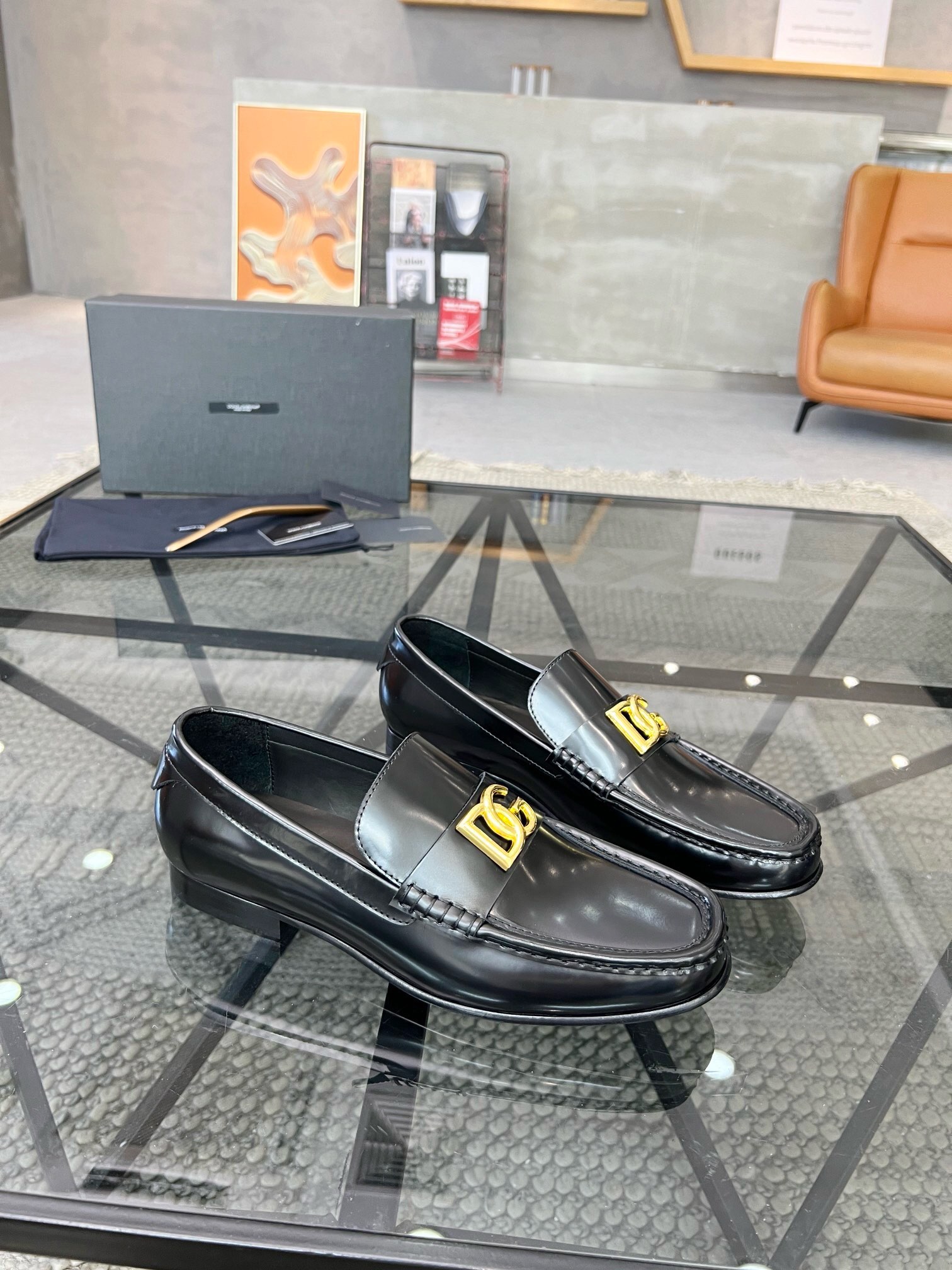 NO:218862,Brand D&G color original color matching 39-44 Custom made 38.45.46 Price Material Dolce & Gabbana/New Calfskin Mocasin Shoes Bernini Series Mocasin Shoes, embellished with new metal signs. Made of Mino Calfskin, (general leather outsole) retro and shiny texture complement each other, releasing contemporary and exquisite charm., Dolce & Gabbana leather shoes, Dolce & Gabbana, Dolce & Gabbana, Dolce & Gabbana, cowhide, Leather soles19860909品牌D&G 颜色原版配色 码数39-44定做38.45.46 价格 材质杜嘉班纳Dolce & Gabbana/新款小牛皮莫卡辛鞋 Bernini 系列莫卡辛鞋,点缀全新金属标牌.采用 Mino 小牛皮制成,（真皮大底）复古与亮泽质感相得益彰,释放当代考究魅力.,杜嘉班纳皮鞋,Dolce&Gabbana,Dolce&Gabbana,Dolce&Gabbana,cowhide,Leather soles,Men's shoes