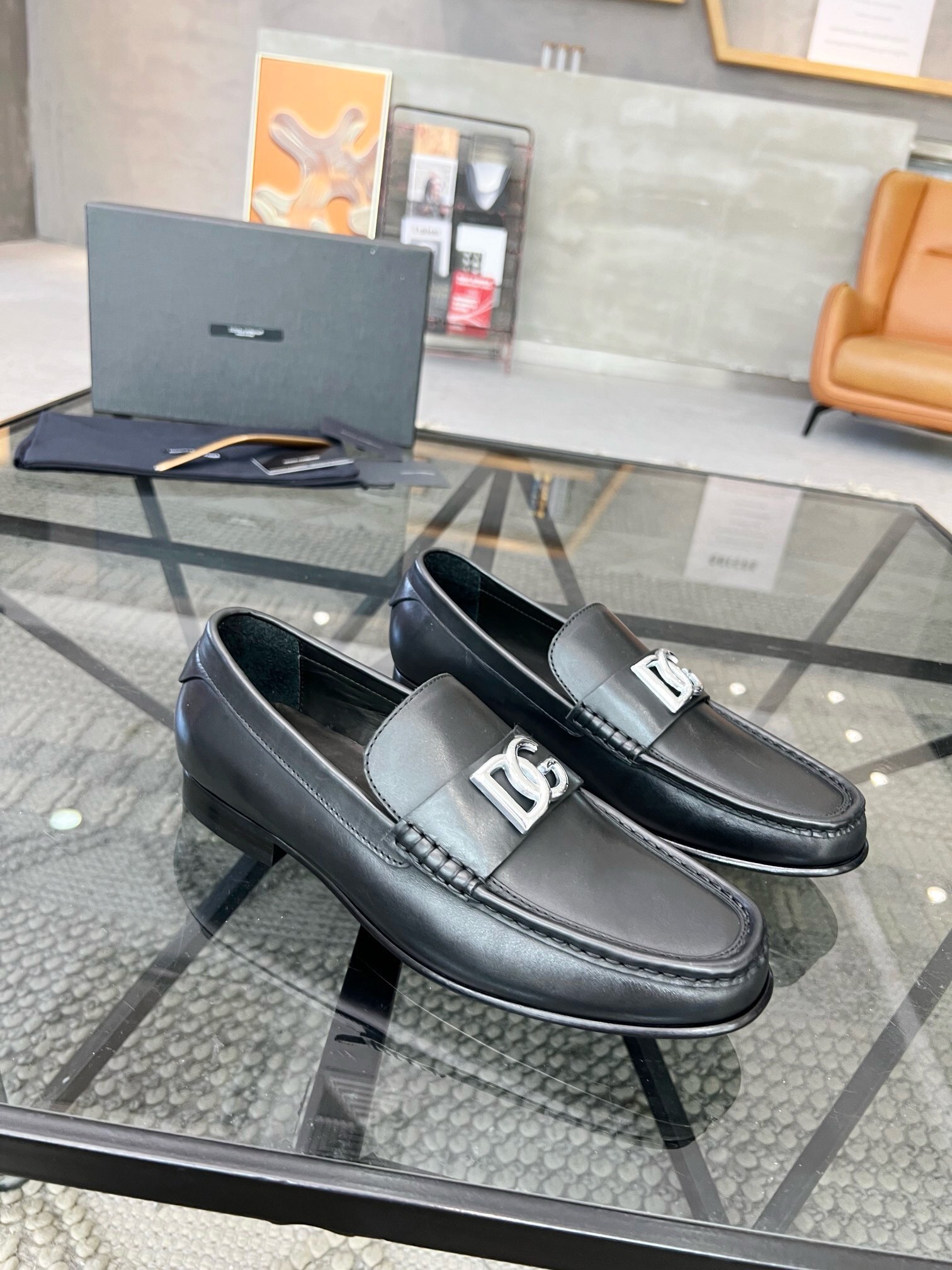NO:217280,Brand D&G color original color matching 39-44 Custom made 38.45.46 Price Material Dolce & Gabbana/New Calfskin Mocasin Shoes Bernini Series Mocasin Shoes, embellished with new metal signs. Made of Mino Calfskin, (general leather outsole) retro and shiny texture complement each other, releasing contemporary and exquisite charm., Dolce & Gabbana leather shoes, Dolce & Gabbana, Dolce & Gabbana, Dolce & Gabbana, cowhide, Leather soles19860909品牌D&G 颜色原版配色 码数39-44定做38.45.46 价格 材质杜嘉班纳Dolce & Gabbana/新款小牛皮莫卡辛鞋 Bernini 系列莫卡辛鞋,点缀全新金属标牌.采用 Mino 小牛皮制成,（真皮大底）复古与亮泽质感相得益彰,释放当代考究魅力.,杜嘉班纳皮鞋,Dolce&Gabbana,Dolce&Gabbana,Dolce&Gabbana,cowhide,Leather soles,Men's shoes