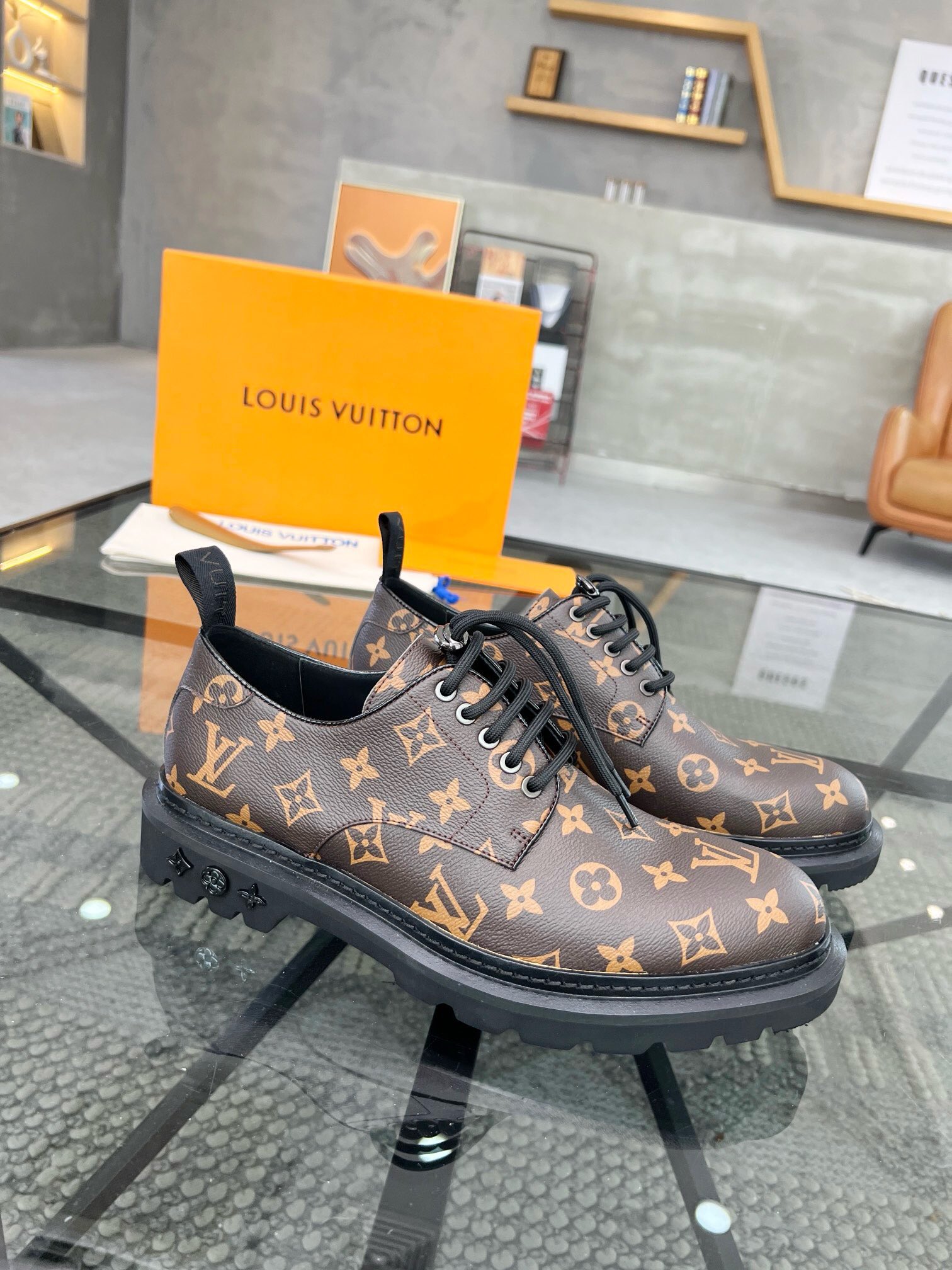 NO:218856,Brand LOUIS VUITTON original color matching number 39-44 customized 38.45.46 Price Material new Louis Vuitton casual leather shoes original quality Top version uses top layer cowhide design simple and elegant Goodyear exquisite hand-pulled wire to make the shoes more secure Original version Rubber foam sole styling and comfortable, Louis Vuitton leather shoes, louis vuitton, louis vuitton, cowhide19860909品牌LOUIS VUITTON 颜色原版配色 码数39-44订做38.45.46 价格 材质路易威登新款 休闲皮鞋原单品质 顶级版本采用头层牛皮设计简单大方不失优雅固特异精致手工拉线使鞋子更加牢固原版 橡胶 发泡大底 上脚 有型 舒适,路易威登 皮鞋,louis vuitton,louis vuitton,cowhide,Men's shoes
