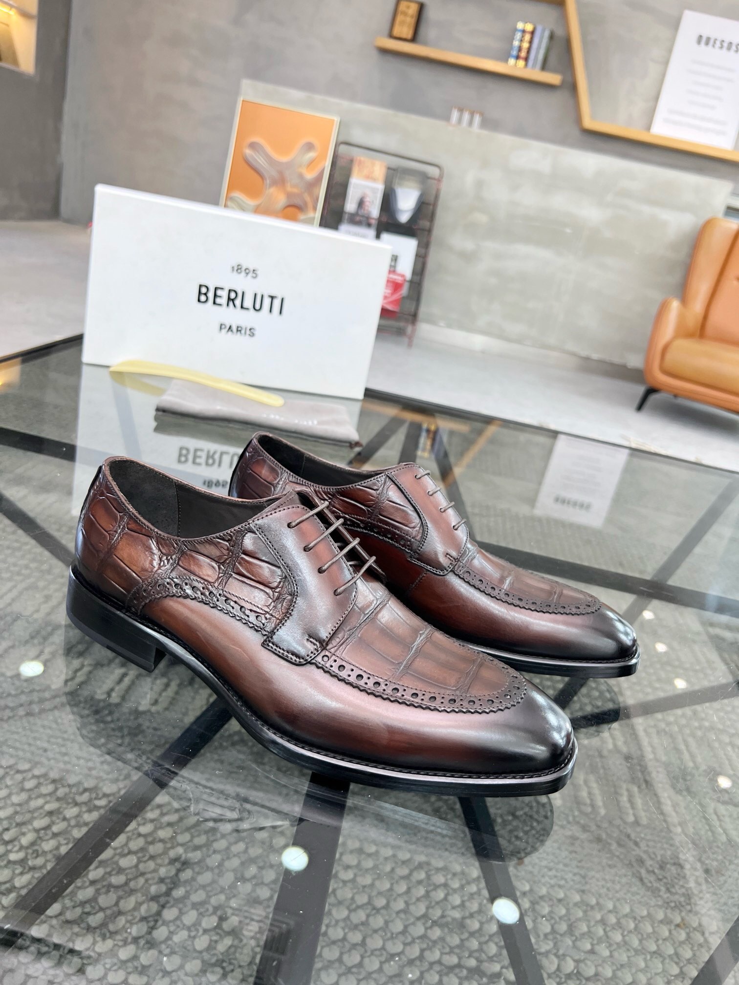 NO:218859,Brand Berluti original color matching Size 39-44 Custom made 38.45.46 Price Material Berluti new style High-end Top · Original single Ber* Berluti French top men's shoes, Berluti brand broke the routine in its debut and launched a new Edge last. This bold improvement of the iconic last is of great significance to its unique shape and width creative work. On Alessandro shoes, this angular outline is made by Kris' bold and professional new Cloudy dyeing makes it look more perspective. It is both business and casual. Classic and fashionable!  The handwritten patterns on the shoe body add a lot of color, Berluti, christian louboutin, Dolce & Gabbana19860909品牌Berluti 颜色原版配色 码数39-44定做38.45.46 价格 材质伯尔鲁帝新款 高端 顶级·原单Ber*布鲁提法国顶级男鞋,Berluti品牌的首秀中打破常规,推出全新的Edge鞋楦.标志性鞋楦的这种大胆改良,对于其独特形状和边宽创意工作意义重大、在Alessandro鞋履上,这种棱角分明的轮廓经Kris大胆专业的全新Cloudy 染色显得更有透视感.既商务又休闲.经典时尚！鞋身的手写纹更为其增色不少,Berluti 布鲁提,christian louboutin,Dolce&Gabbana,Men's shoes
