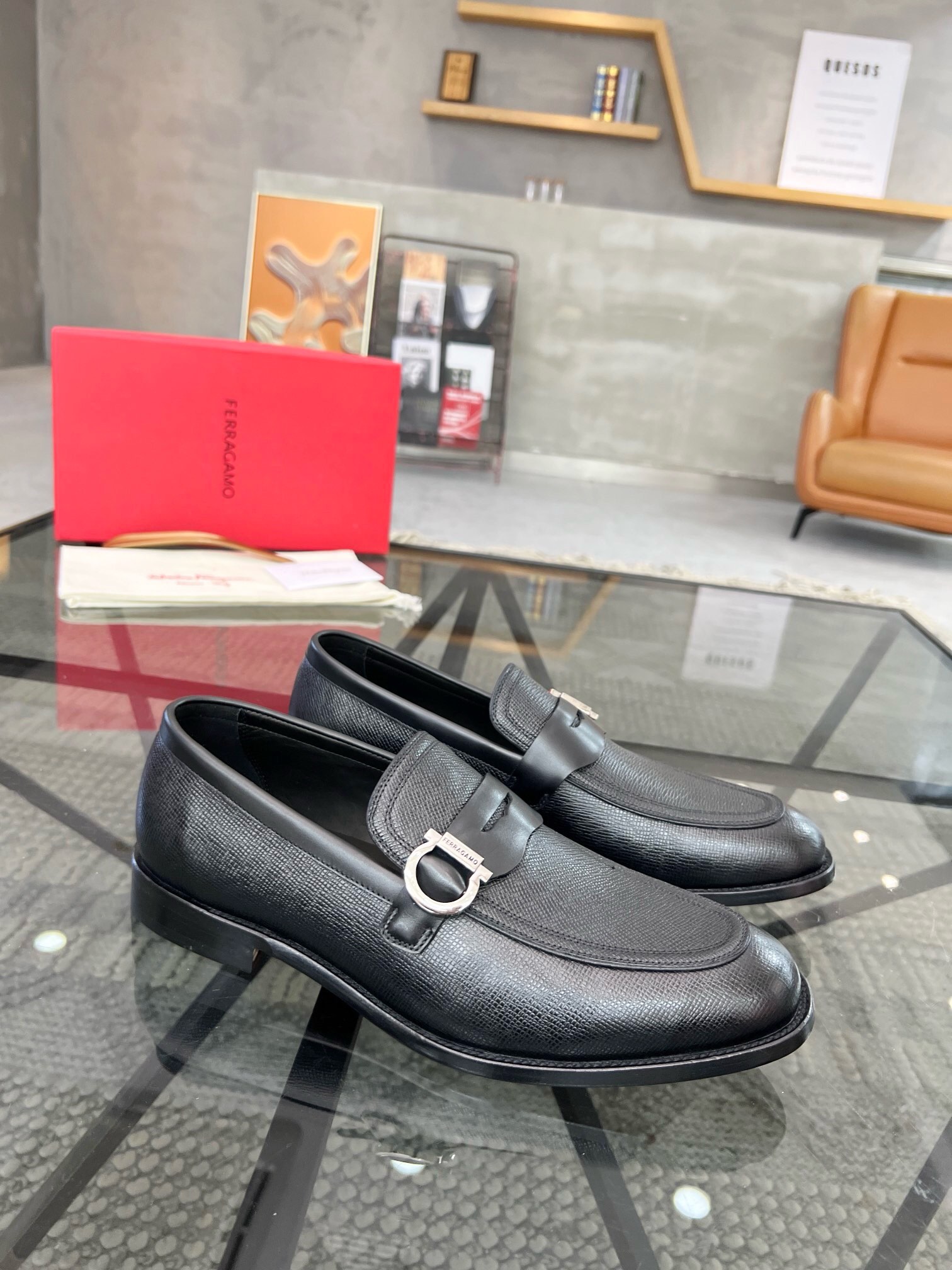 NO:218853,Brand Ferragamo Color original color matching Number 39-44 Custom made 38.45. Price Material Ferragamo New Style Men's Business Leather Shoes are perfectly handmade Original quality Exquisite workmanship rigorous upper using imported waxed cowhide cowhide cowhide inner Original (real leather sole) upper high-end and atmospheric, Ferragamo Leather Shoes, ferragamo, ferragamo, cowhide, Leather soles19860909品牌Ferragamo 颜色原版配色 码数39-44定做38.45. 价格 材质菲拉格慕新款 男士 商务皮鞋发售完美的手工制作 原单品质 做工精致严谨鞋面采用进口打蜡擦色牛皮工艺牛皮内里 原版（真皮大底）上脚 高端大气,菲拉格慕 皮鞋,ferragamo,ferragamo,cowhide,Leather soles,Men's shoes