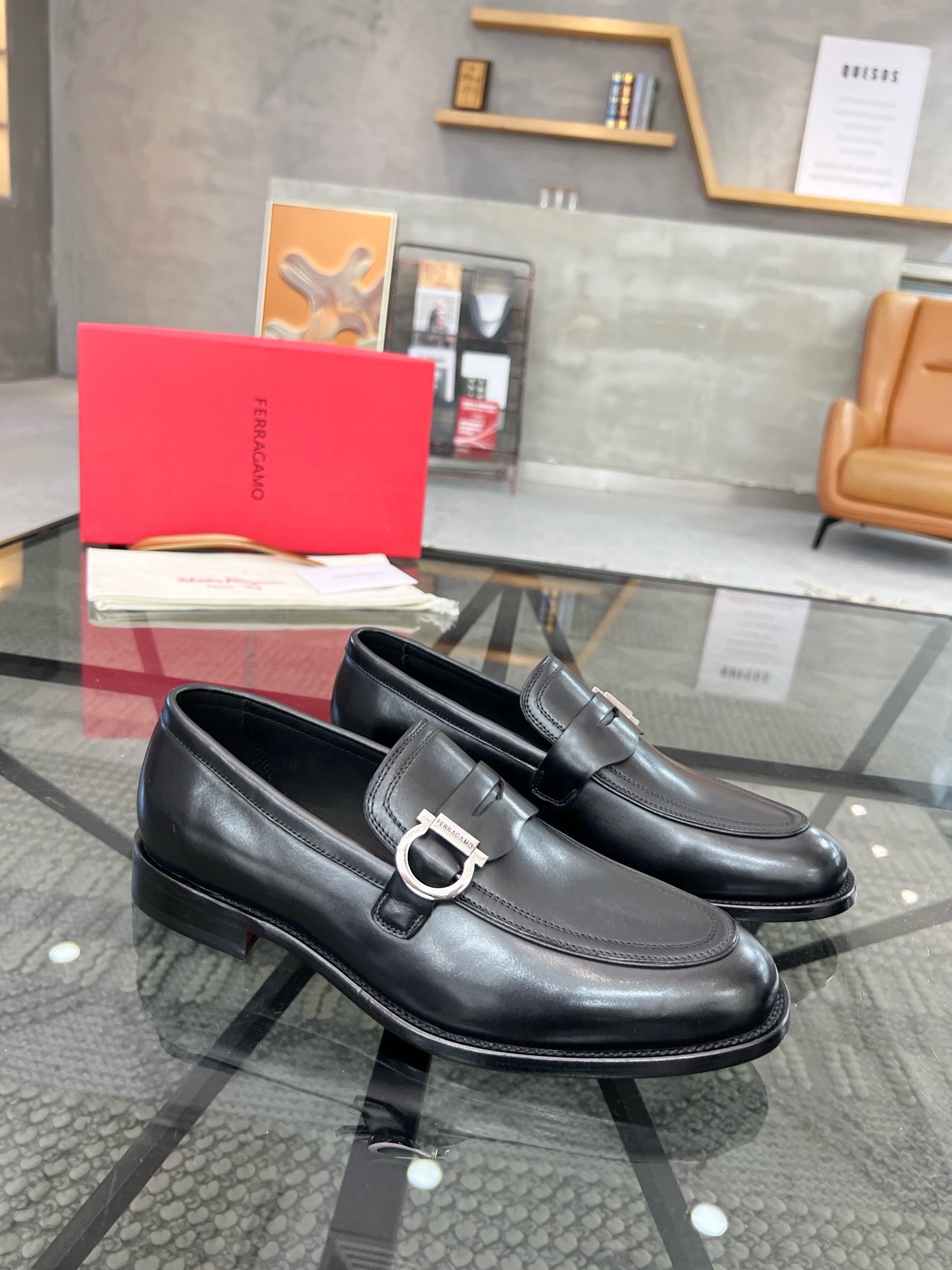 NO:217276,Brand Ferragamo Color original color matching Number 39-44 Custom made 38.45. Price Material Ferragamo New Style Men's Business Leather Shoes are perfectly handmade Original quality Exquisite workmanship rigorous upper using imported waxed cowhide cowhide cowhide inner Original (real leather sole) upper high-end and atmospheric, Ferragamo Leather Shoes, ferragamo, ferragamo, cowhide, Leather soles19860909品牌Ferragamo 颜色原版配色 码数39-44定做38.45. 价格 材质菲拉格慕新款 男士 商务皮鞋发售完美的手工制作 原单品质 做工精致严谨鞋面采用进口打蜡擦色牛皮工艺牛皮内里 原版（真皮大底）上脚 高端大气,菲拉格慕 皮鞋,ferragamo,ferragamo,cowhide,Leather soles,Men's shoes