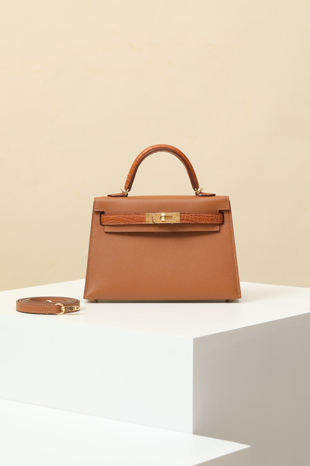 Hermes Kelly Bolsos de mano Bolsos cruzados y bandoleras Marrón Color café Oro Mini