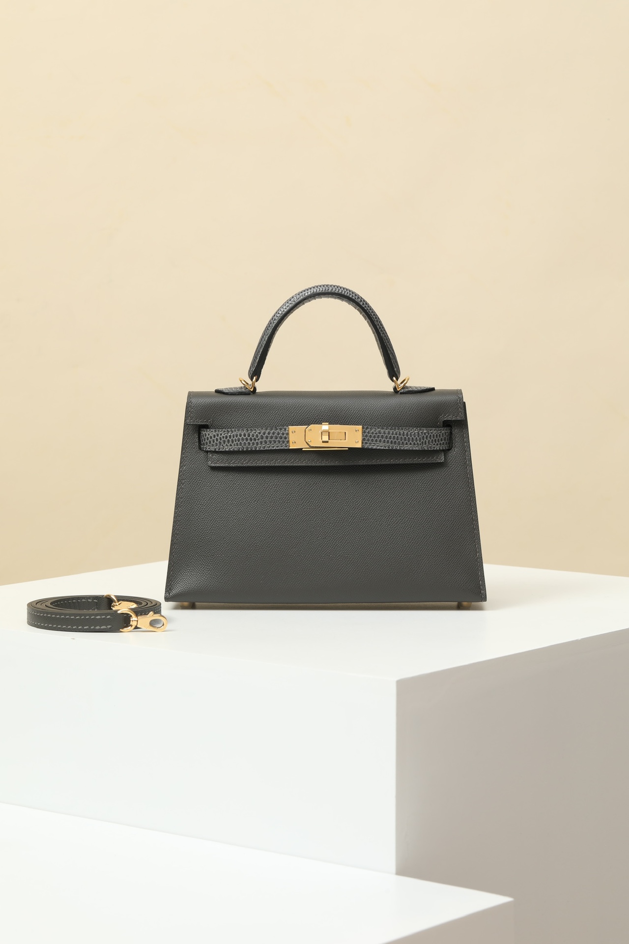 Hermes Kelly Bolsos de mano Bolsos cruzados y bandoleras Oro Gris Mini