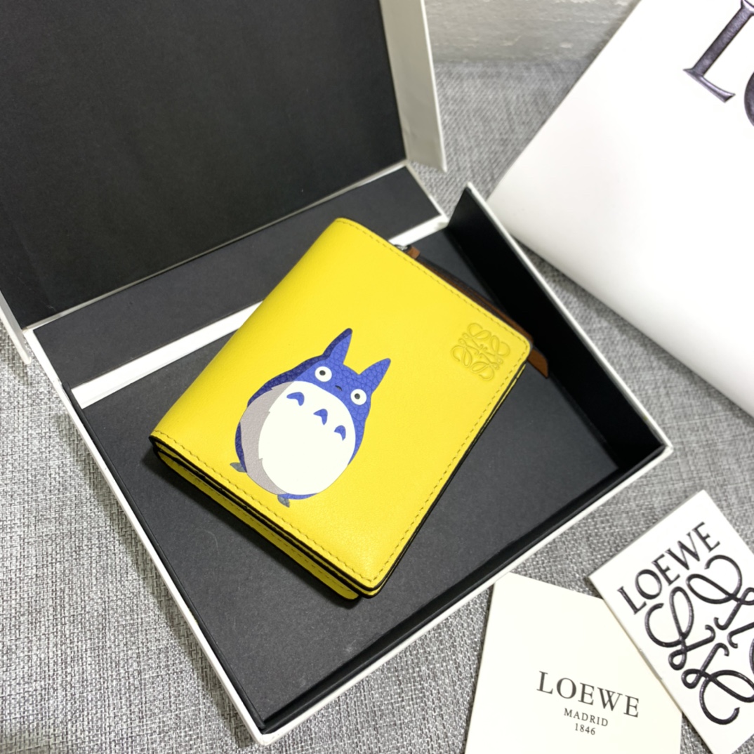 NO:672481,The special 'My Neighbor Totoro' series short wallet is made of inlay technology. Its smart and exquisite design is dazzling. It has 8 card slots, skewer pockets and zipper pockets. Style number, size 11*9 (note that the Totoro pattern is spliced ​​and inlaid, so gaps and skin flakes are normal), Loewe wallet, loewe, wallets19860909特别款“龙猫”系列短款钱包 采用镶嵌工艺精制而成,其灵动、精致的设计,光彩夺目.内有8个卡位、扦袋、拉链口袋. 款号,尺寸11*9（注意 龙猫图案是拼接镶嵌的, 有缝隙 、皮屑属于正常现象）,罗意威钱包,loewe,wallets,欧美剧