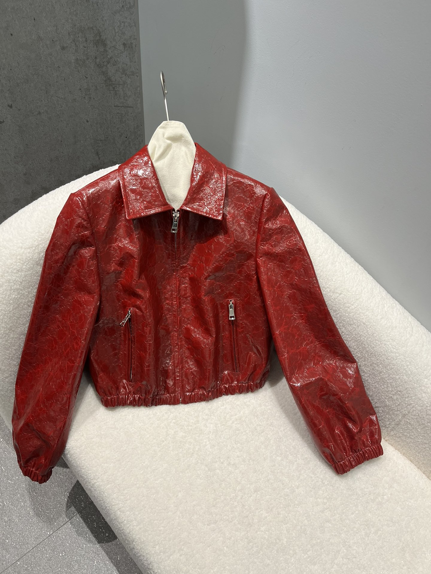 NO:723178,Gucci sheep patent leather embossed jacket, short slim fit, customized hardware lining with logo. The color and texture of the leather will vary slightly from batch to batch. It will be reddish under the spotlight, but the real thing will be darker!  I forgot to measure the size, it’s a short and slim fit, the real thing is a little darker and not so red, Gucci-clothing, gucci, jackets & coats,19860909古奇羊漆皮压花夹克,短款修身版型,五金里布定制带logo.皮料一批批颜色纹理会有点批次区别,射灯下偏红,实物暗一点！ 尺寸忘记量了,偏短款修身版型,实物暗一点没那么红,古驰-服装,gucci,jackets & coats,,Women's clothing