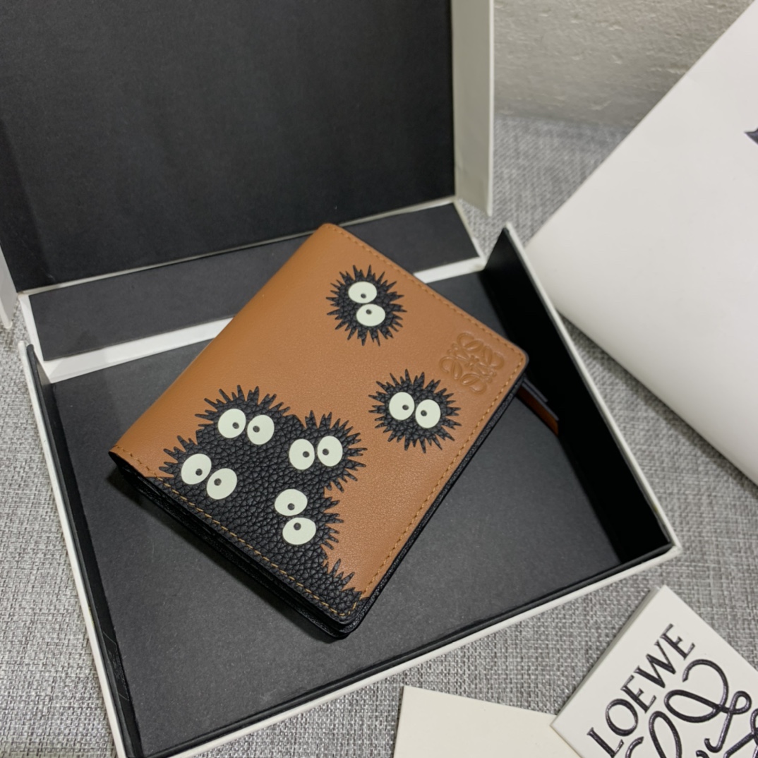 NO:672884,The limited edition 'Dust Elf' series short wallet is made of inlay technology. Its smart and exquisite design is dazzling. It has 8 card slots, skewer pockets, and zipper pockets. Style number 3751, size 11*9 (note that the Dust Elf pattern is stitched and inlaid, and gaps and skin flakes are normal), Loewe wallet, loewe, wallets19860909限量款“灰尘精灵”系列短款钱包 采用镶嵌工艺精制而成,其灵动、精致的设计,光彩夺目.内有8个卡位、扦袋、拉链口袋. 款号3751,尺寸11*9（注意 灰尘精灵图案是拼接镶嵌的, 有缝隙、 皮屑属于正常现象）,罗意威钱包,loewe,wallets,欧美剧