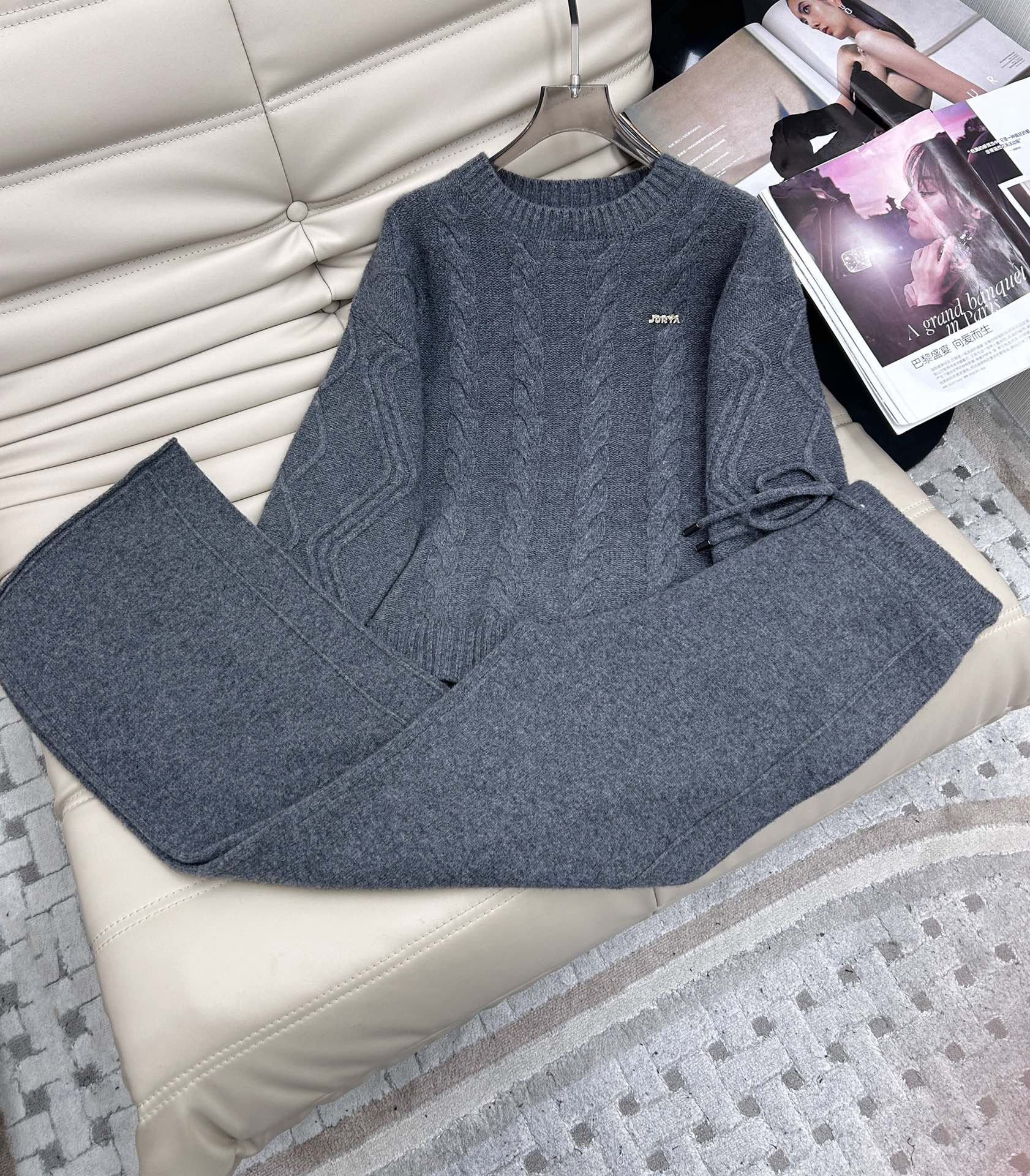 NO:564035,Tops and pants - 25-year new style. Round-neck twist wool sweater and high-waisted trousers. Two-piece set. Made of wool fabric, showing soft feel and smooth drape. Classic round-neck fit. Decorated with cable knitting texture. Paired with trousers of the same color. A set of tops is very versatile and looks good. Size SML, sweaters, alexander wang19860909上衣 裤子———25年新款 圆领麻花羊毛毛衣高腰长裤 两件套 选用羊毛面料制成 呈现柔软手感和流畅的垂坠感,经典圆领合身版型 饰以绞花编结纹理 搭配同色系长裤 一套上身非常百搭好看.码数SML,,sweaters,alexander wang,Women's clothing