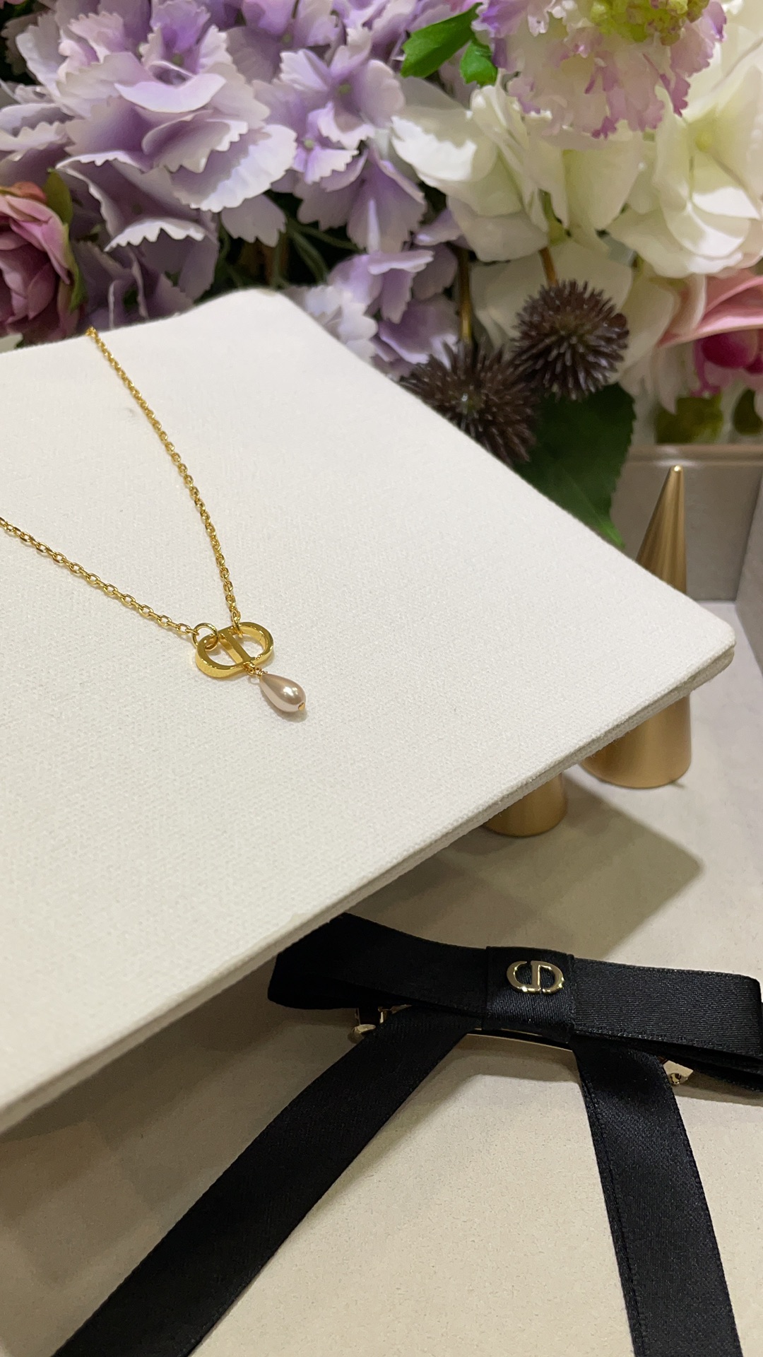 NO:631494,88160 Pink water drop pearls arrived today. New gold CD small pearl necklace clavicle chain. Pink water drop small pearl pendant is smart and cute. It matches the classic gold CD. Whoever wears it will look good in the series. It feels like a wealthy daughter. It is super versatile for daily use. Customized. Consistent brass material. Customized special-shaped pearls. Necklace with packaging box, necklace, Cardia high-end jewelry.1986090988160今日到货粉色水滴珍珠 新款金色CD小珍珠项链锁骨链 粉色水滴小珍珠吊坠灵动又可爱 搭配经典金色CD 谁戴谁好看系列 很有富家千金的感觉 日常超百搭 z定制 一致黄铜材质 定制异形珍珠 项链带包装盒,,necklace,卡迪亚高端饰品,Jewelry