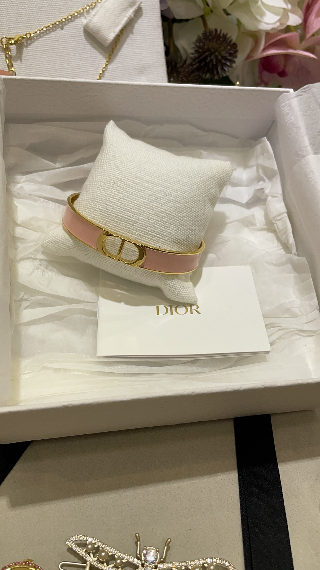 NO:632508,88200 The narrow version of pink arrived today. The new gold CD letter pink enamel open bracelet. The gold CD letter1986090988200 今日到货窄版粉色 新款金色CD字母粉色珐琅开口手镯 金色CD字母X粉色珐琅少女感满满 开口设计佩戴太方便啦 时髦精必备 出门前随手一戴立马提升整体穿搭level z一致黄铜镀金,,bracelet,gold plating,卡迪亚高端饰品,Jewelry